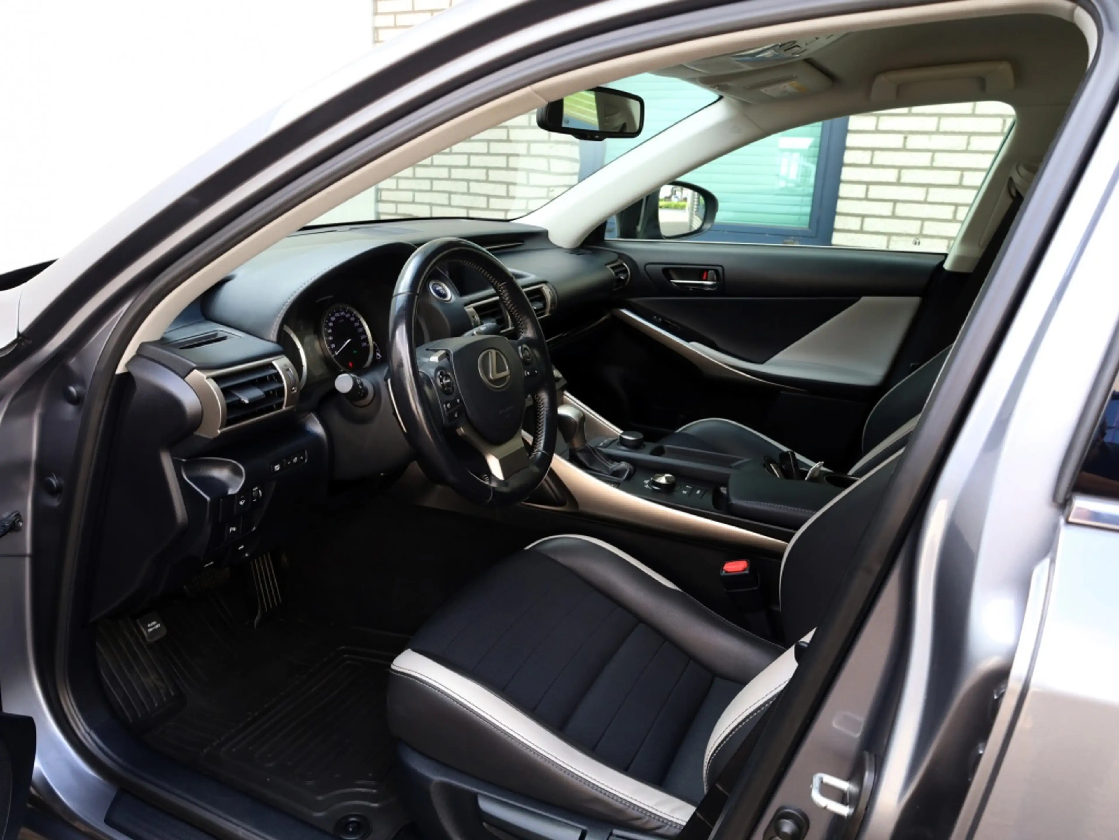 Lexus IS 300 300h Sport Edition | Stoelverwarming | Parkeersens — photo 3
