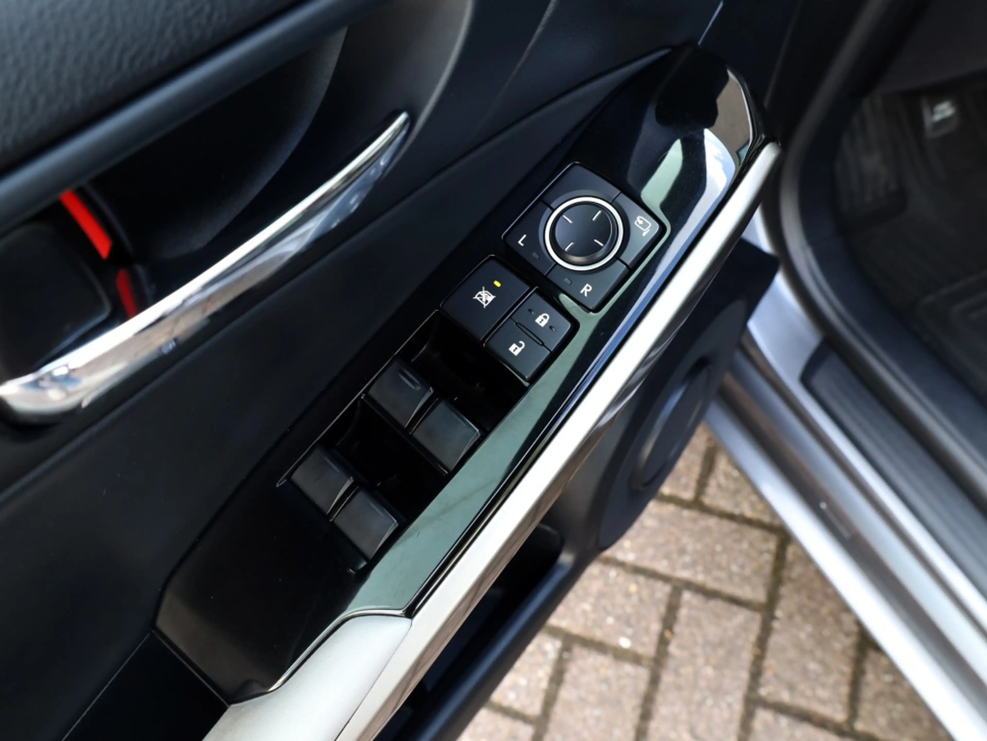 Lexus IS 300 300h Sport Edition | Stoelverwarming | Parkeersens — photo 26