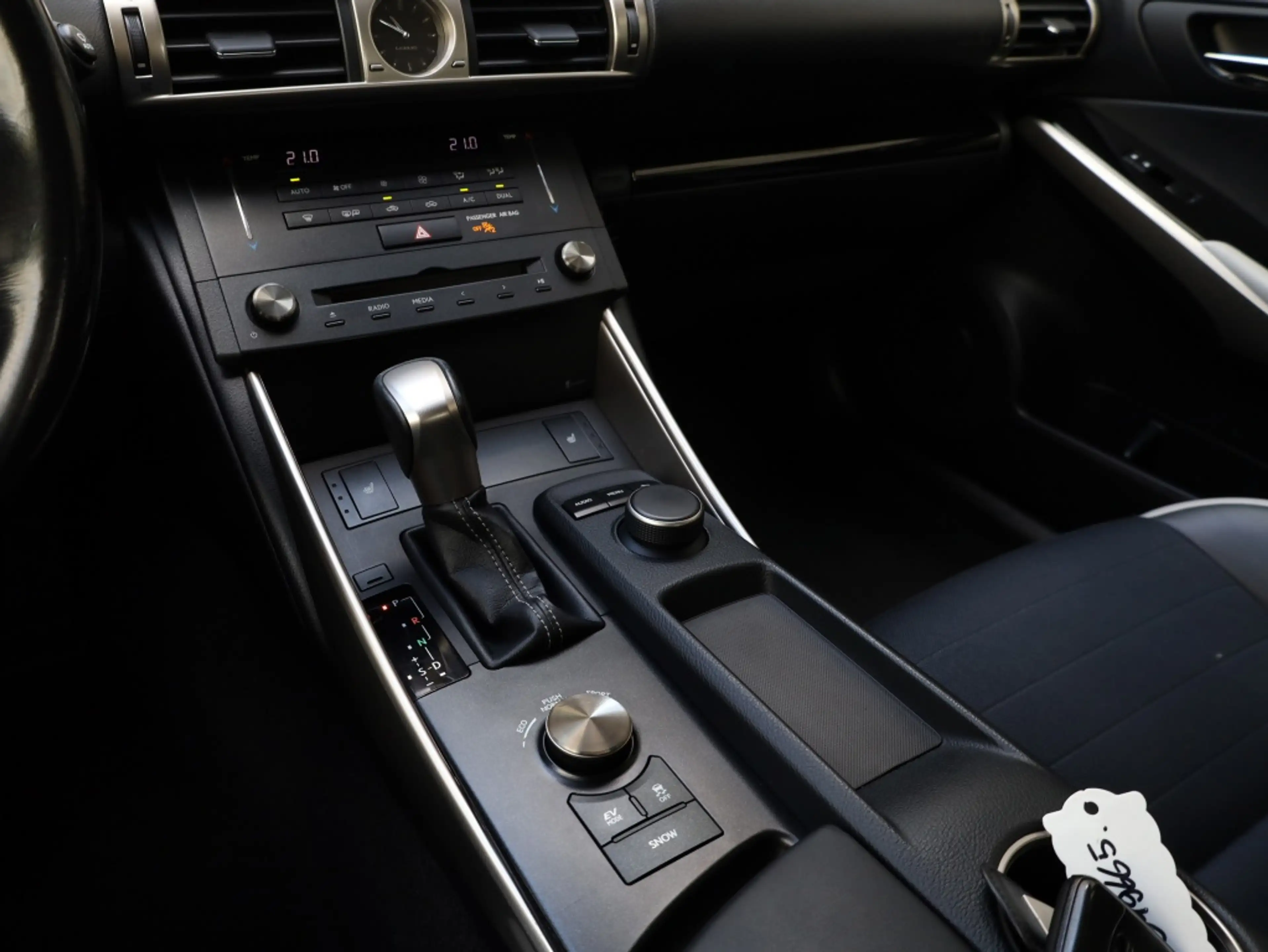 Lexus IS 300 300h Sport Edition | Stoelverwarming | Parkeersens — photo 23
