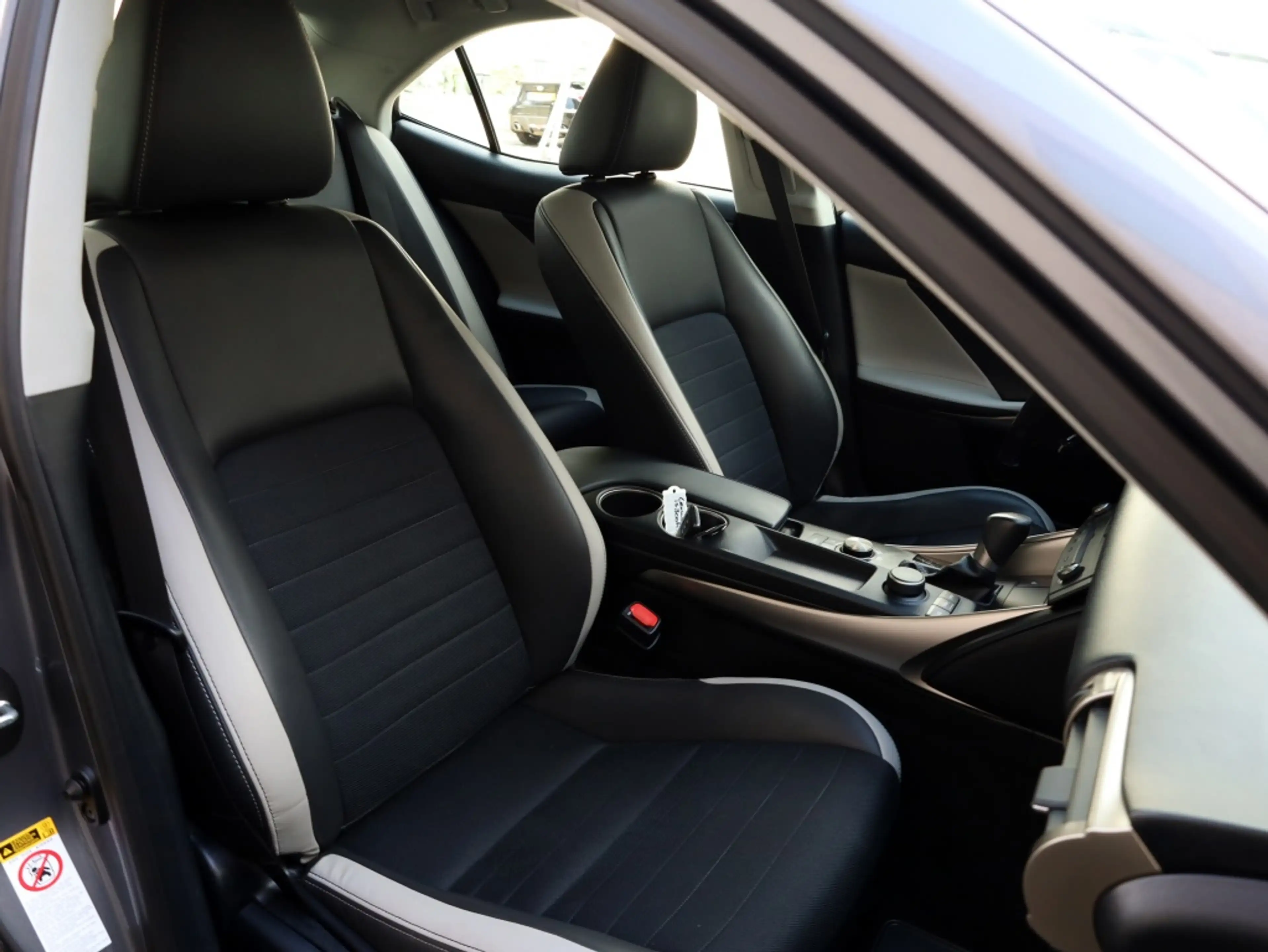 Lexus IS 300 300h Sport Edition | Stoelverwarming | Parkeersens — photo 13