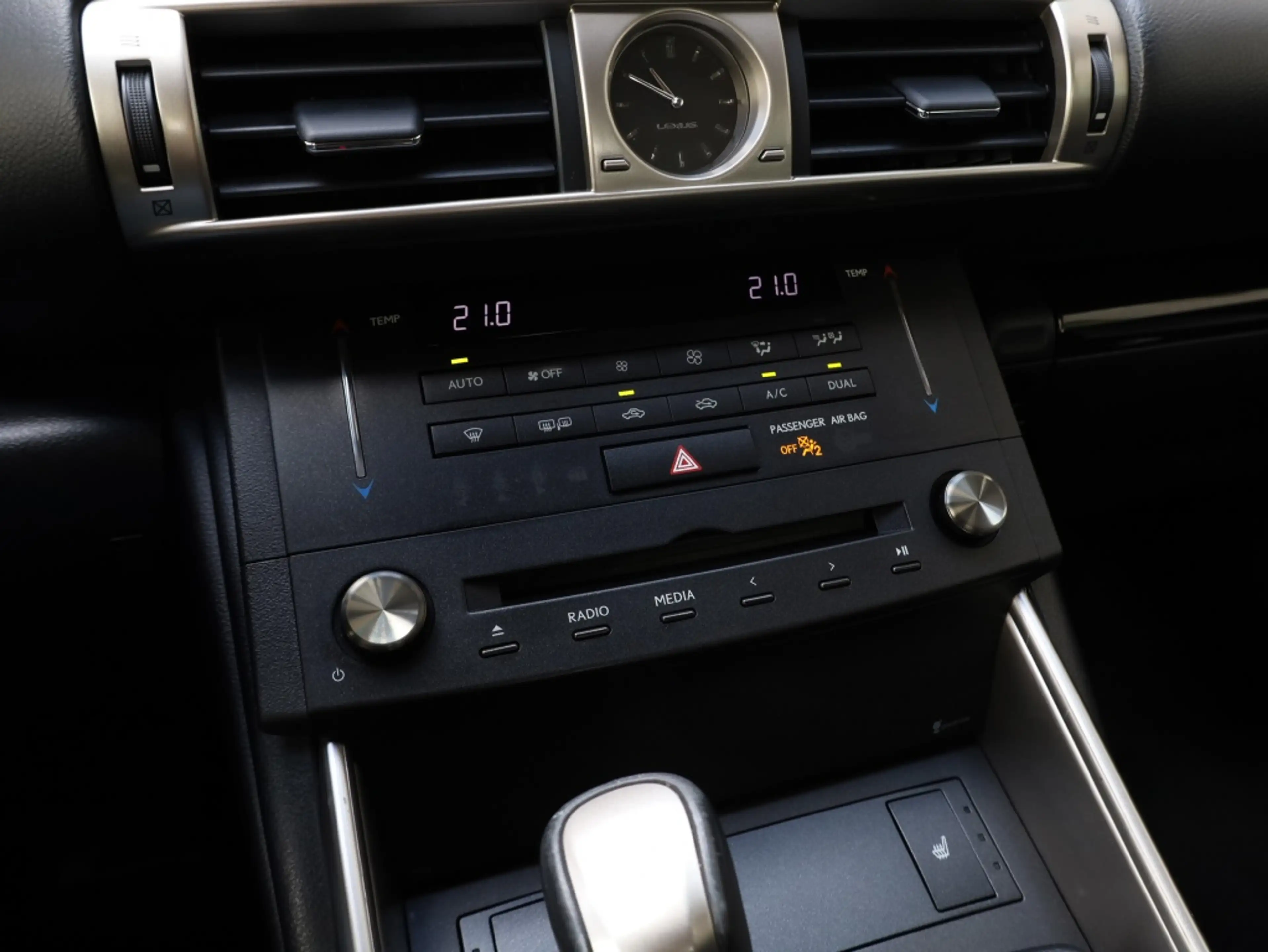 Lexus IS 300 300h Sport Edition | Stoelverwarming | Parkeersens — photo 24