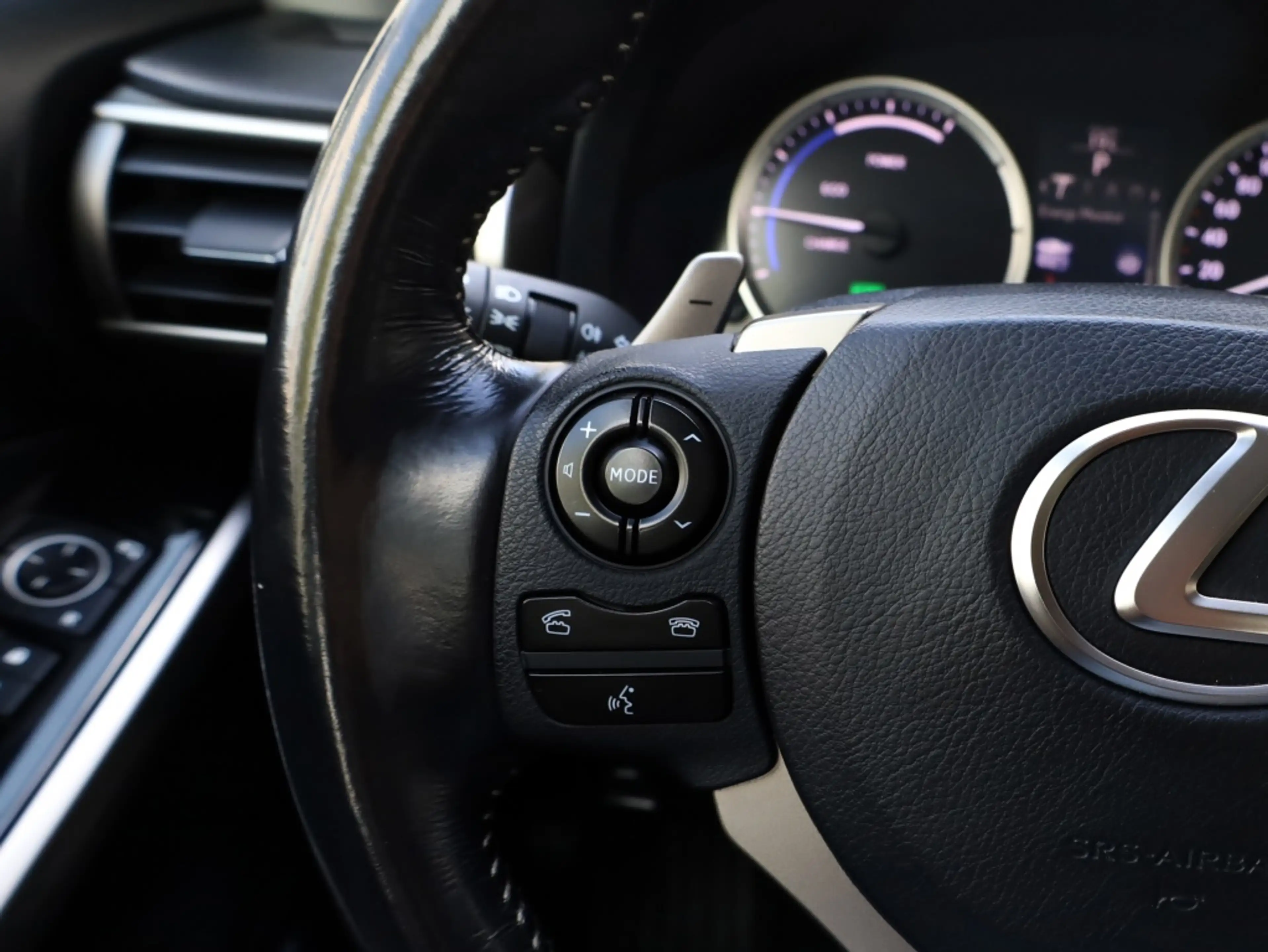 Lexus IS 300 300h Sport Edition | Stoelverwarming | Parkeersens — photo 18