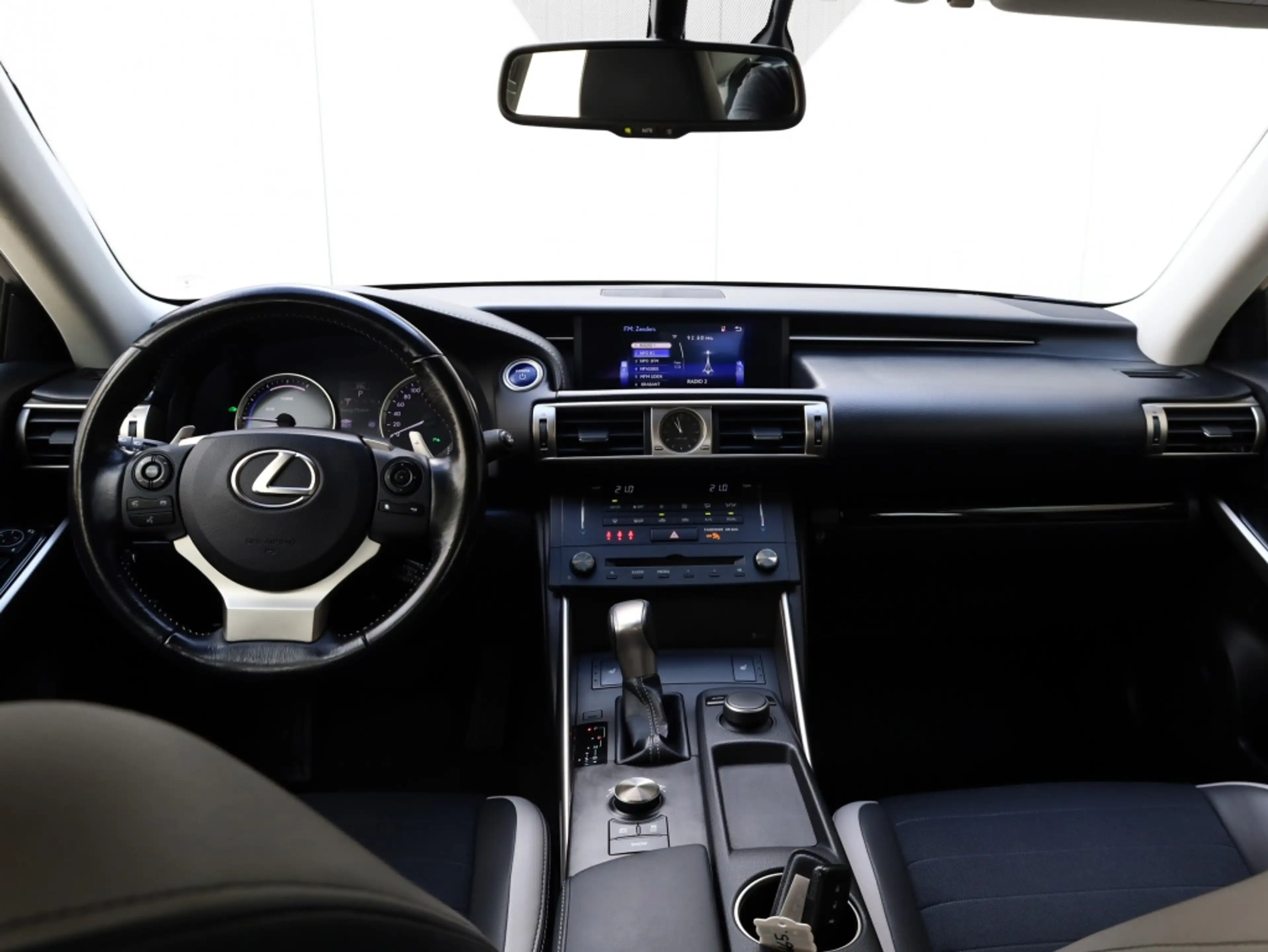 Lexus IS 300 300h Sport Edition | Stoelverwarming | Parkeersens — photo 16