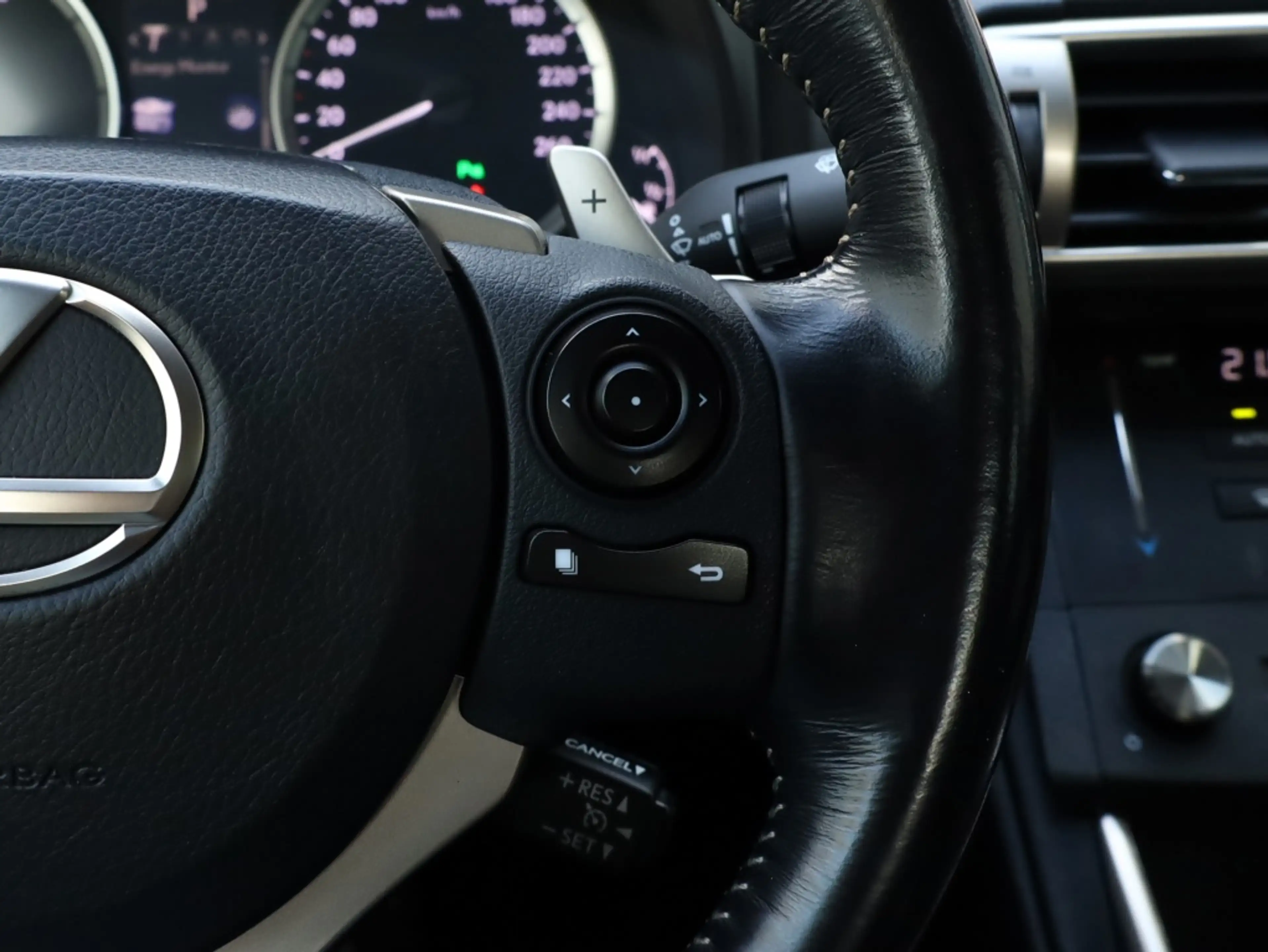 Lexus IS 300 300h Sport Edition | Stoelverwarming | Parkeersens — photo 19