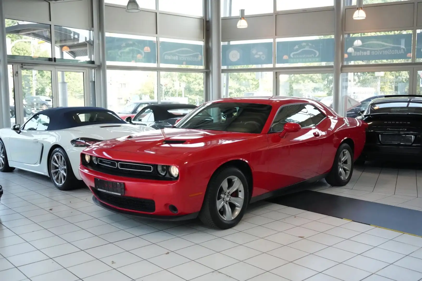 Dodge Challenger SXT Красный - 1