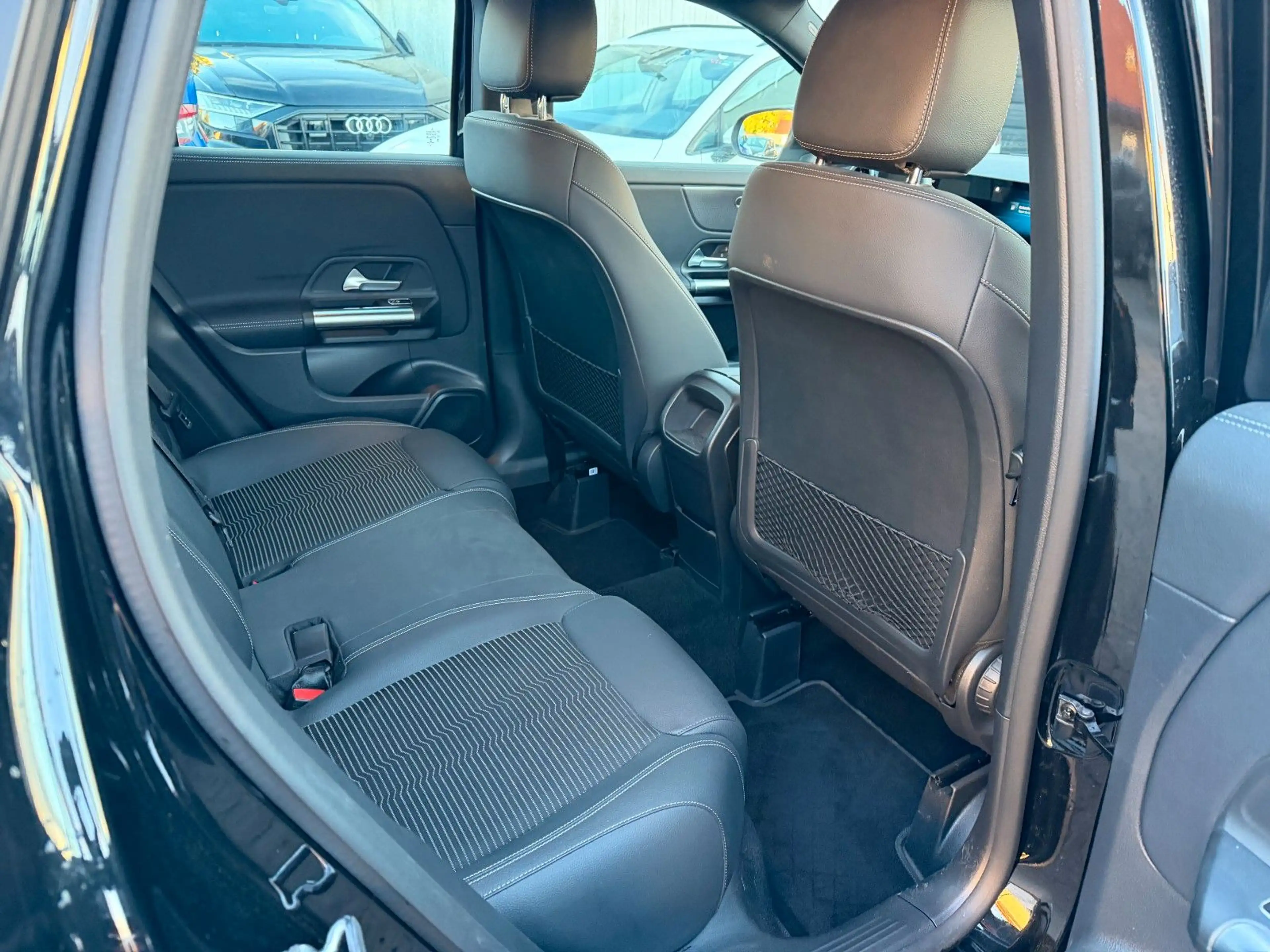 Mercedes-Benz GLA 200 — photo 11