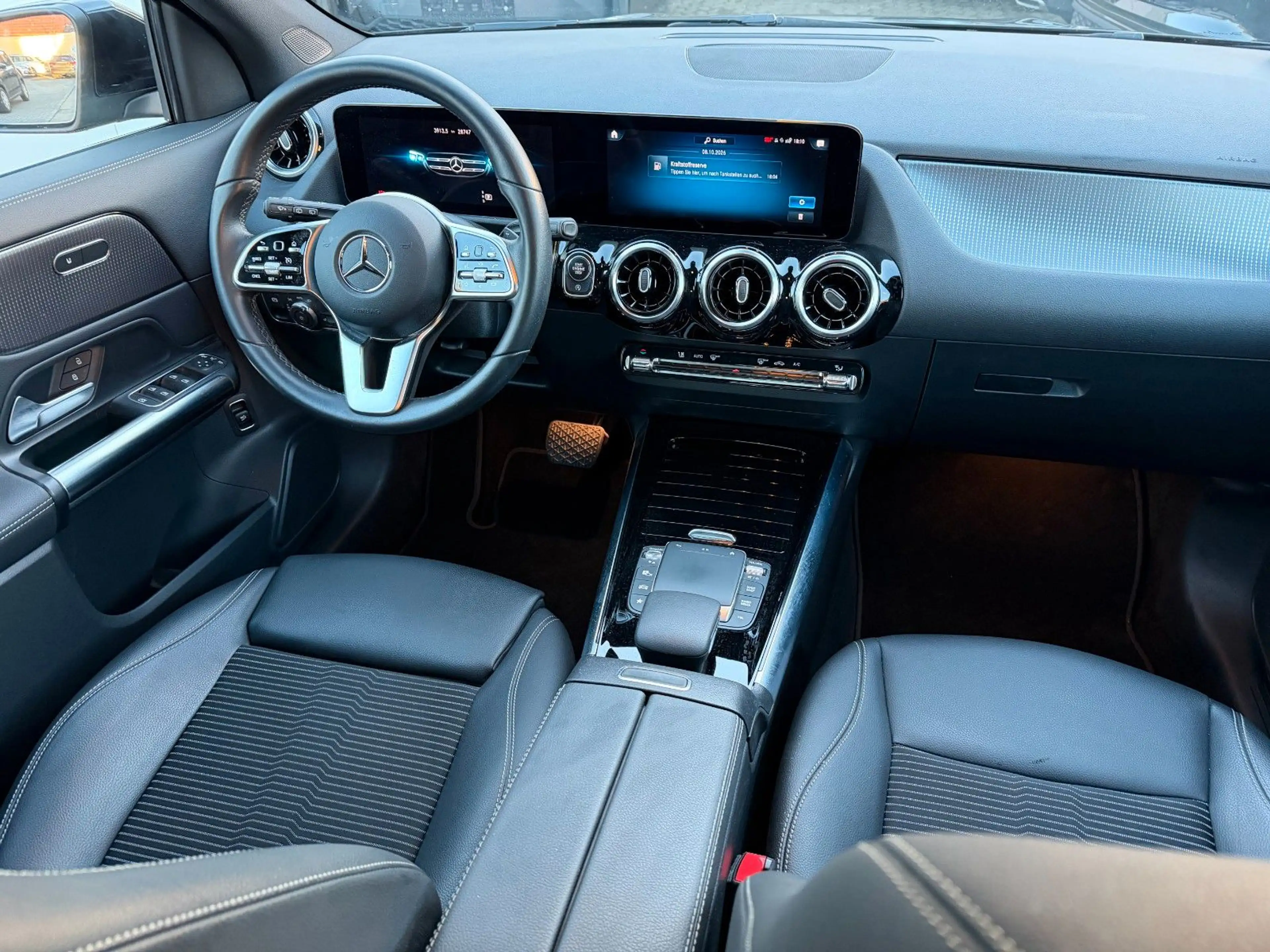 Mercedes-Benz GLA 200 — photo 12