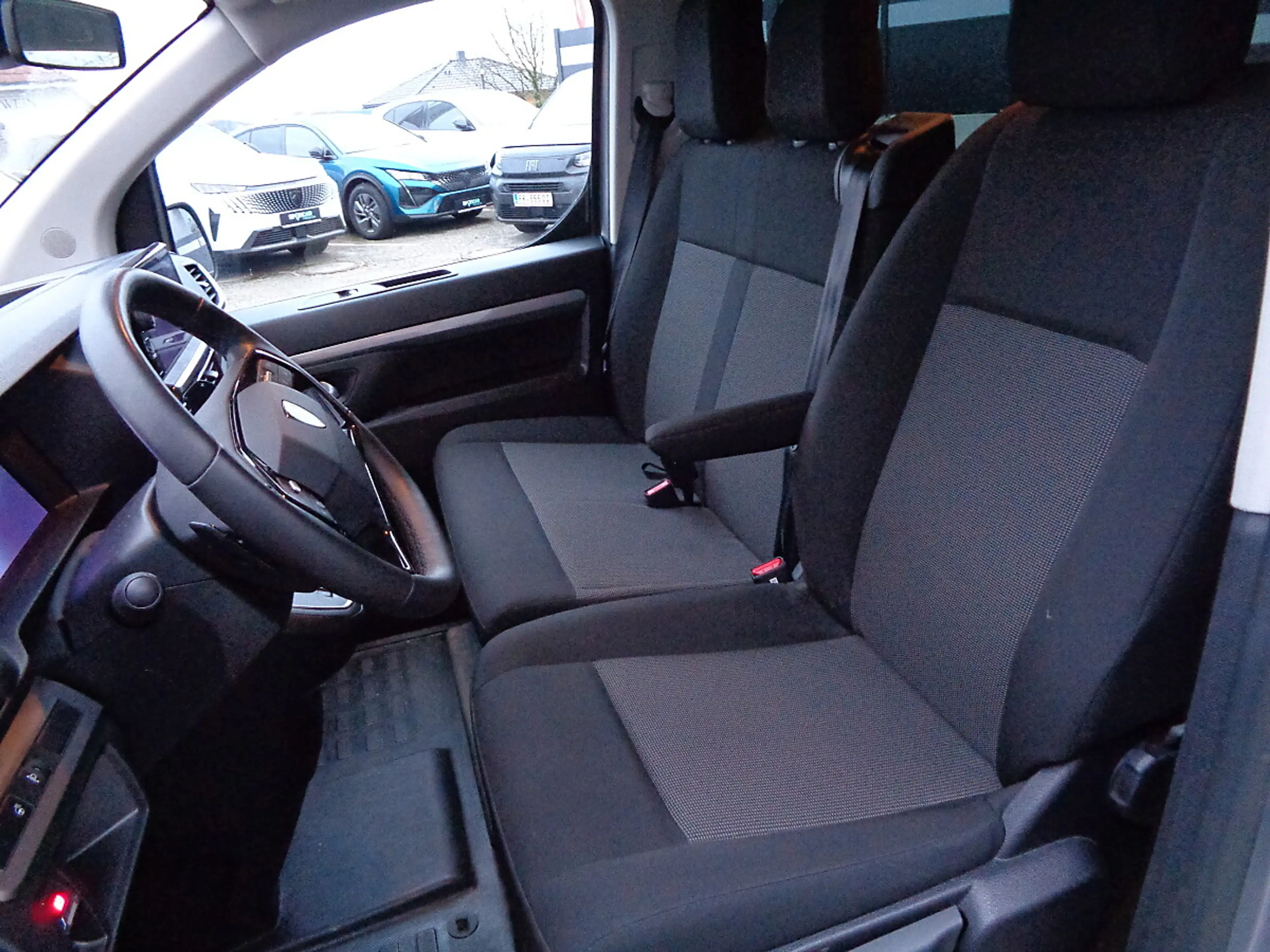 Peugeot Traveller Business BlueHDi 180 Lang EAT8 9-Sitzer Diesel — photo 7
