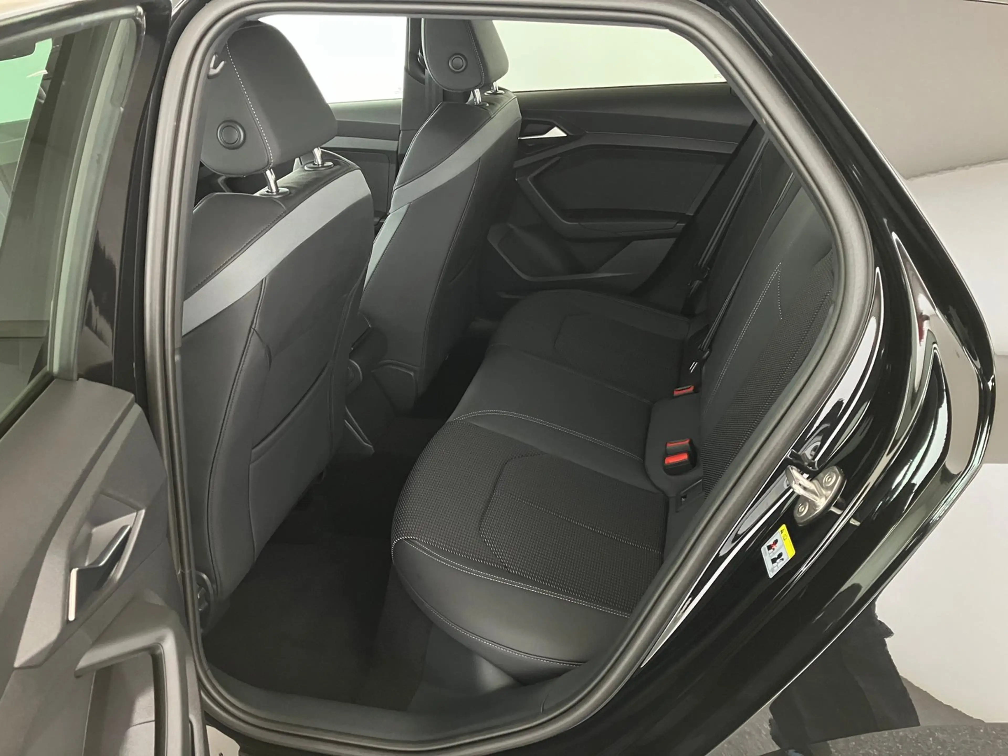 Audi A1 25 TFSI intense — photo 11