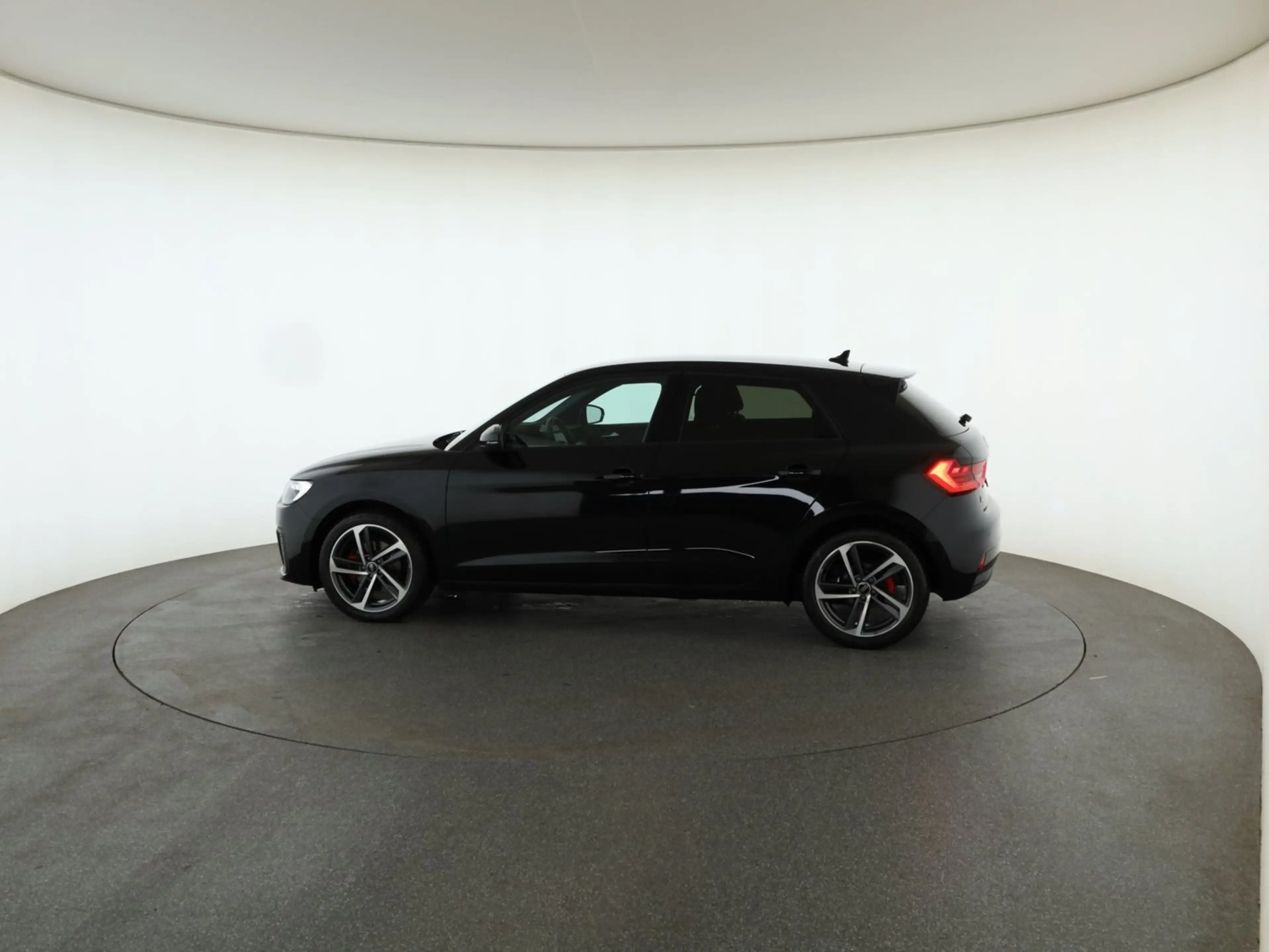 Audi A1 25 TFSI intense — photo 2