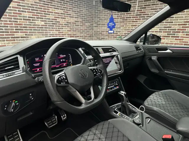 Volkswagen Tiguan view 3