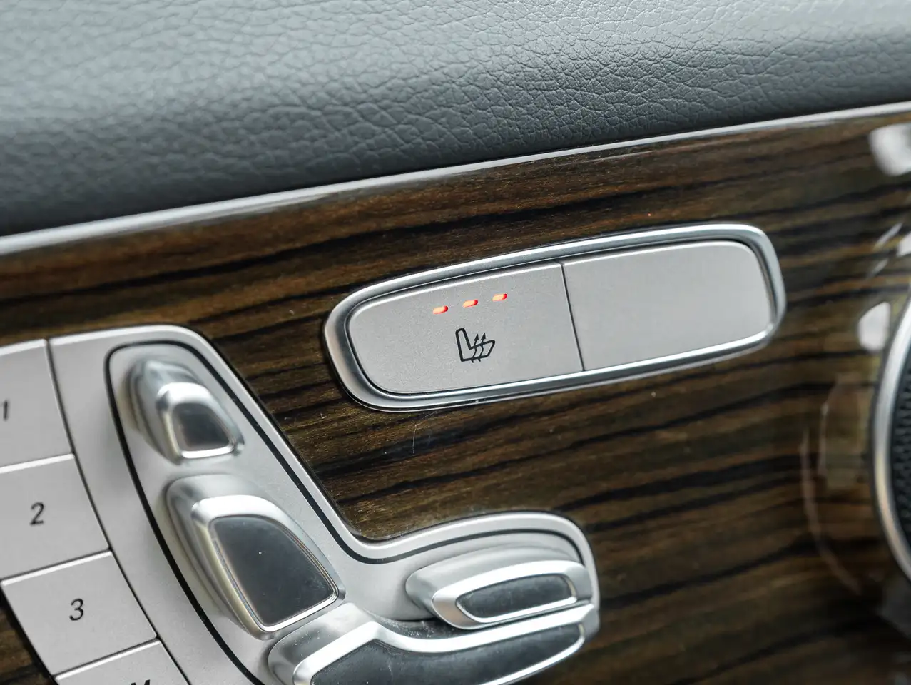Mercedes-Benz C-Class снимка Mercedes-Benz C-Class