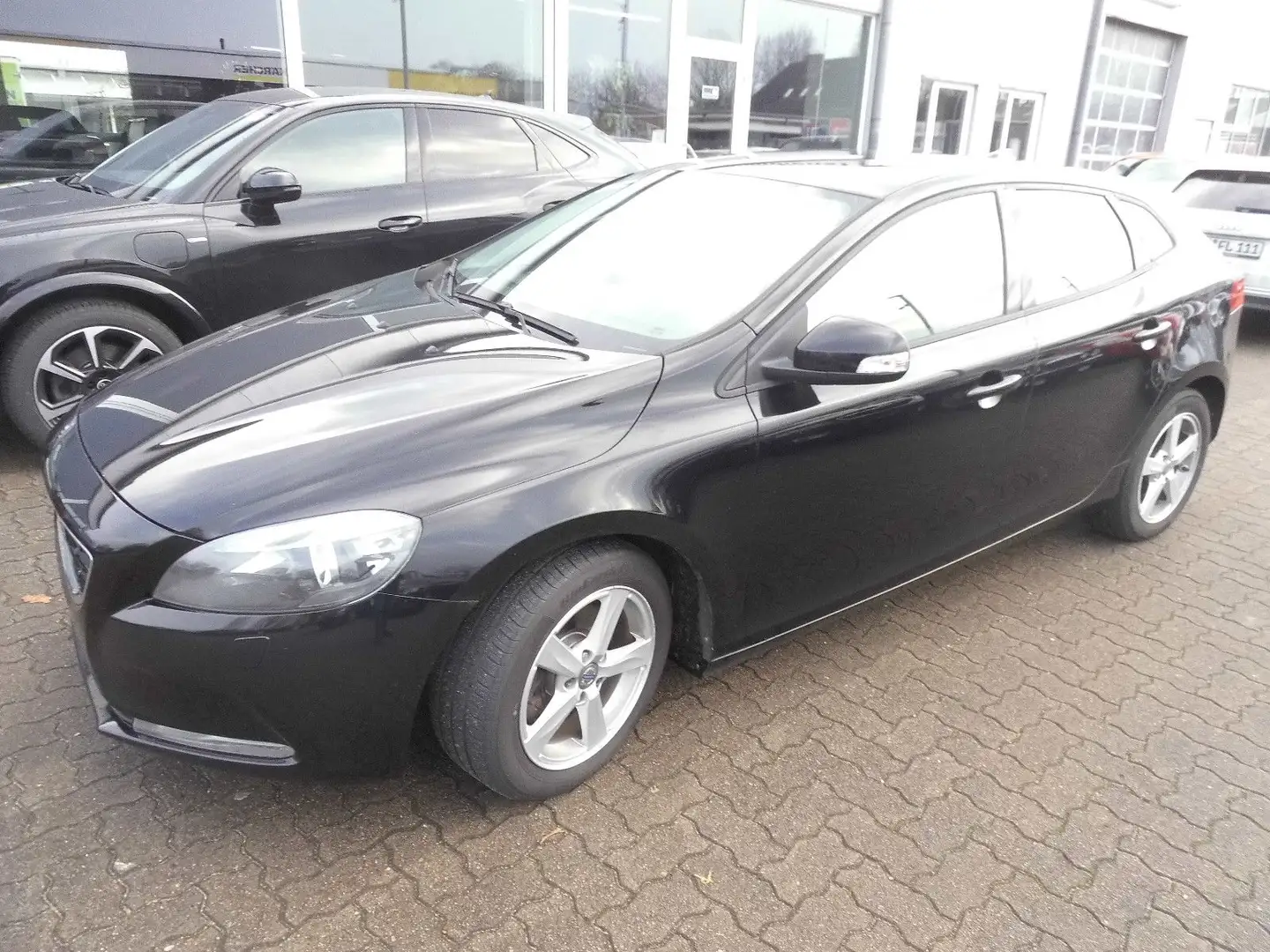 Volvo V40 Kinetic Schwarz - 2
