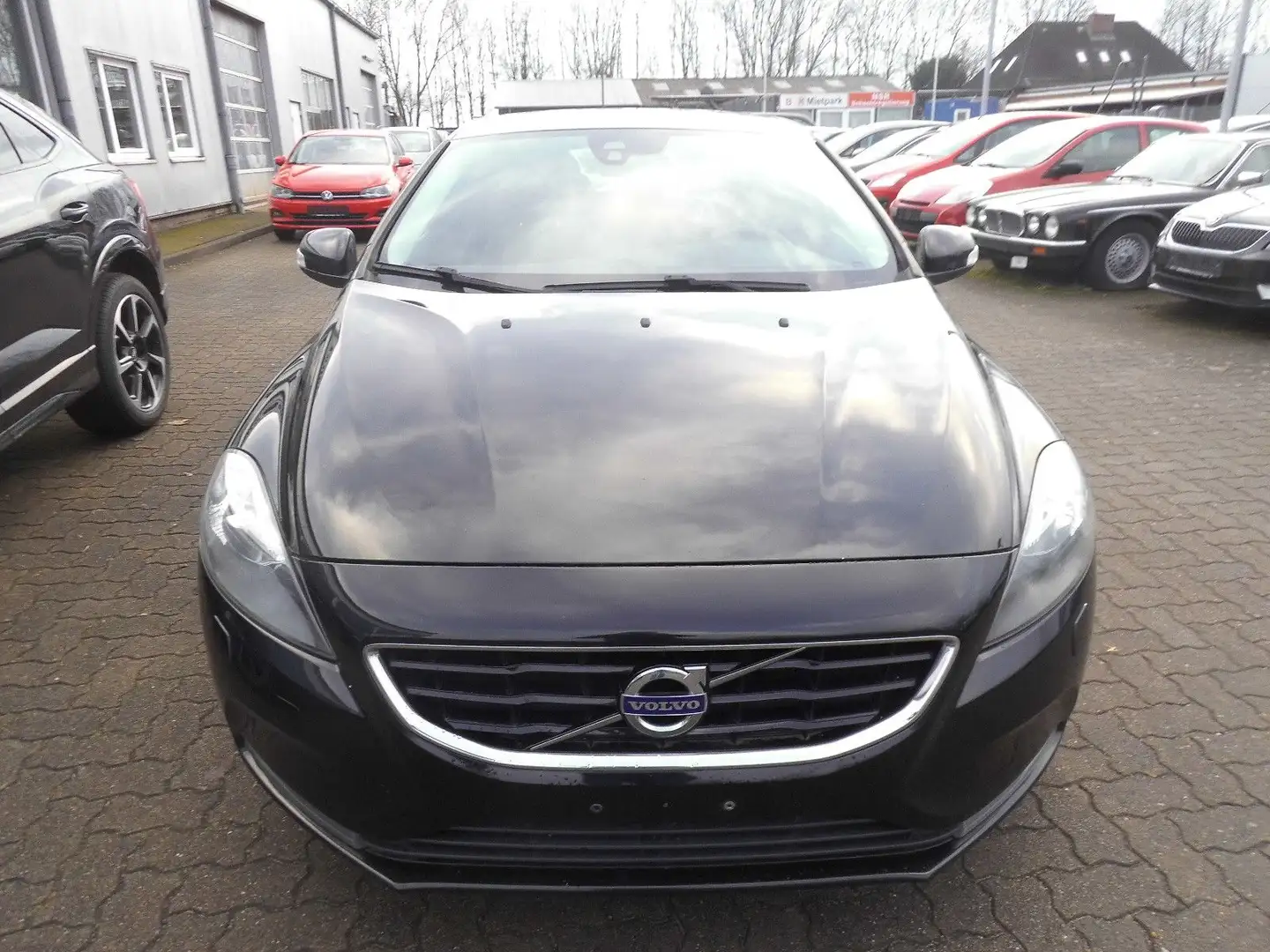 Volvo V40 Kinetic Schwarz - 1