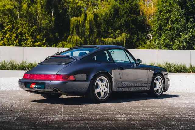 Porsche 911 view 7