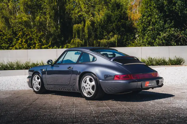 Porsche 911 view 9