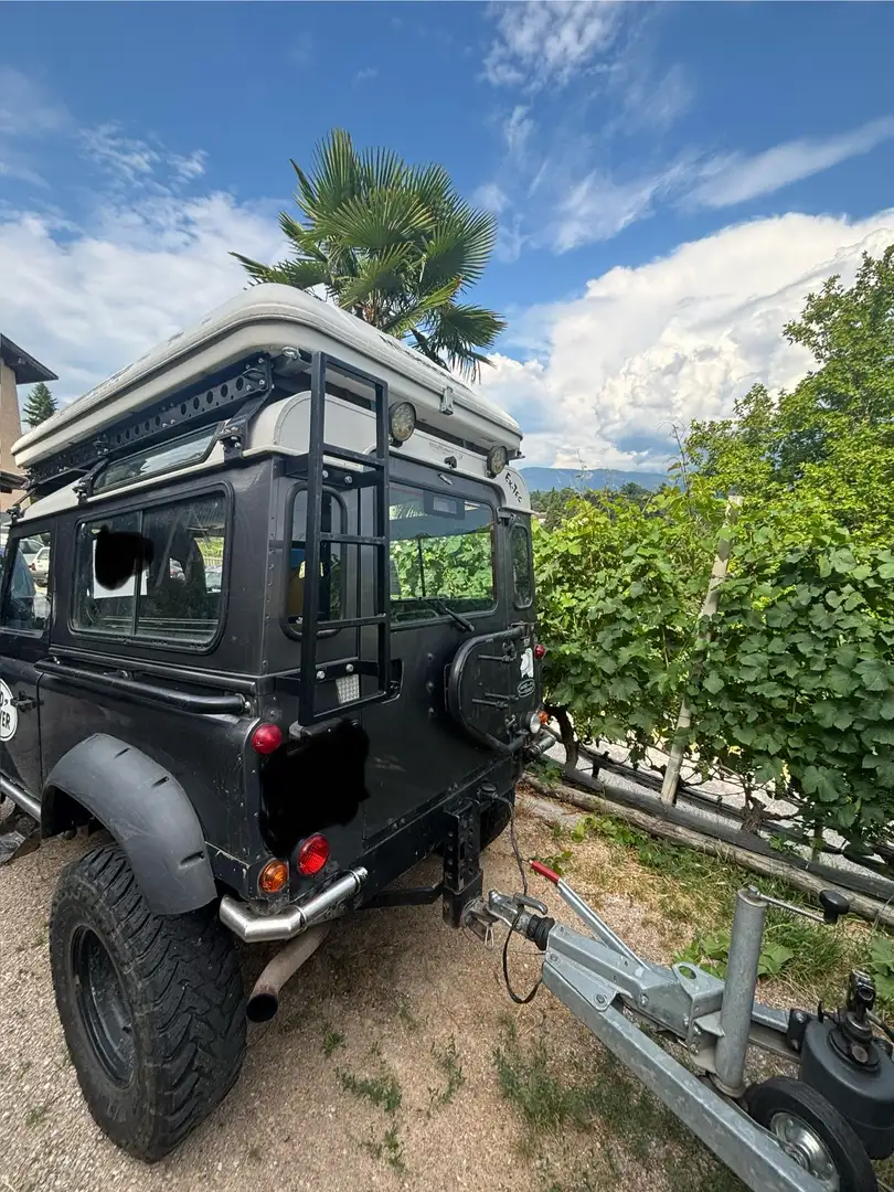 Land Rover Defender - 1