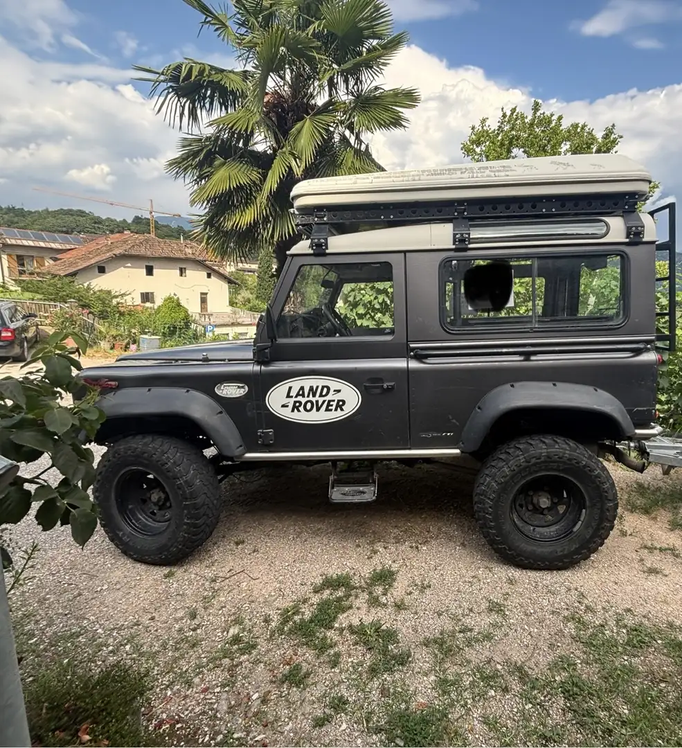 Land Rover Defender - 2