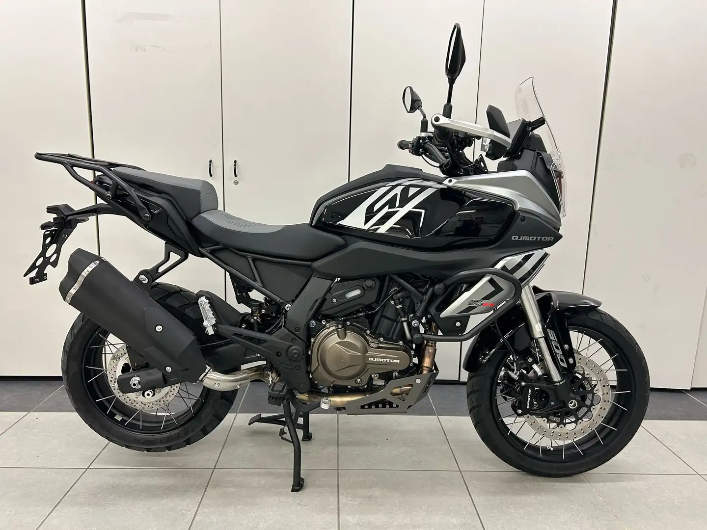 QJ Motor SRT 600 SX in PROMOZIONE Czarny - 1