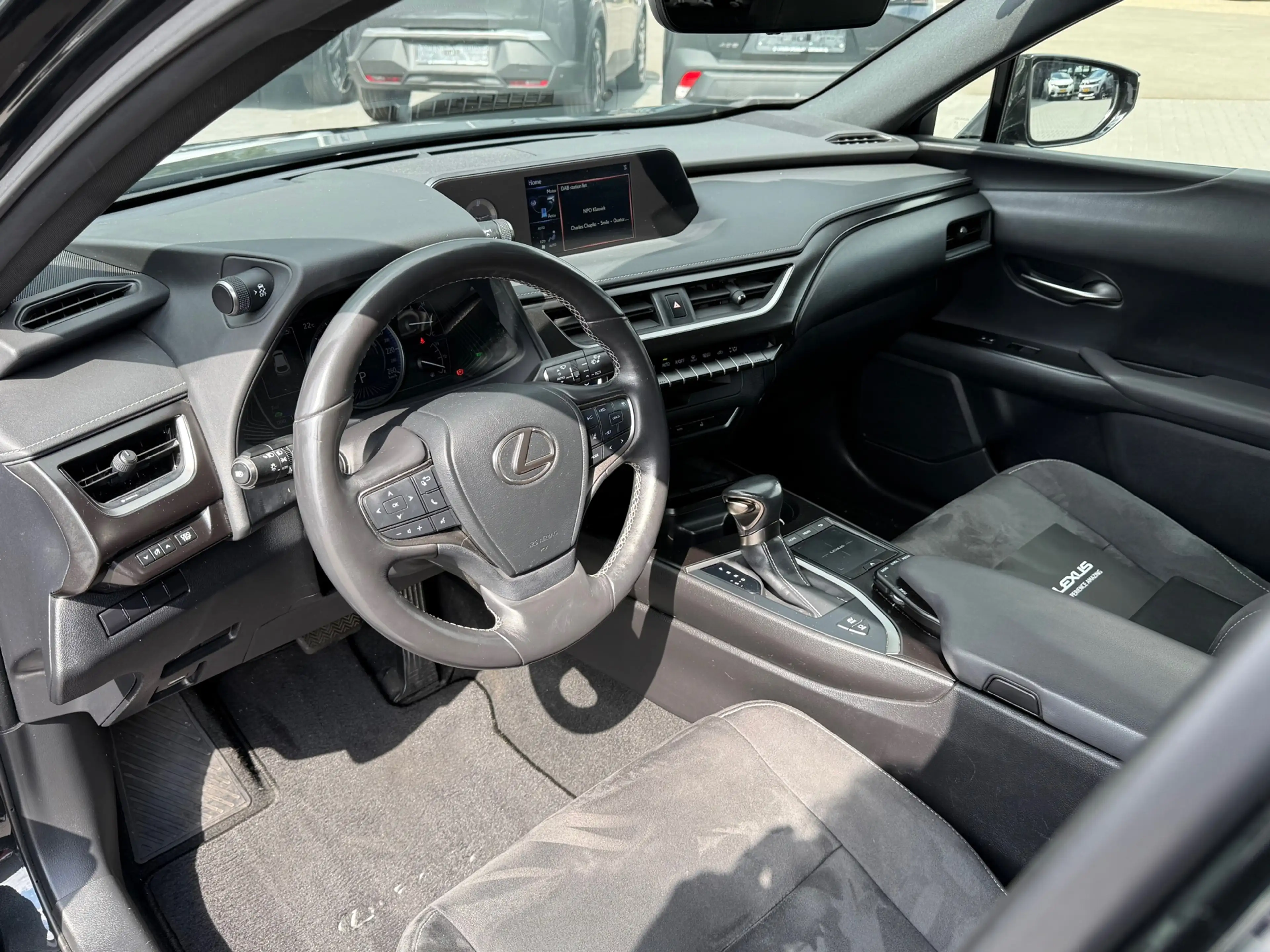 Lexus UX 250h Business Line ADAPTCRUISE CARPLAY/ANDROID DEALER O — photo 3