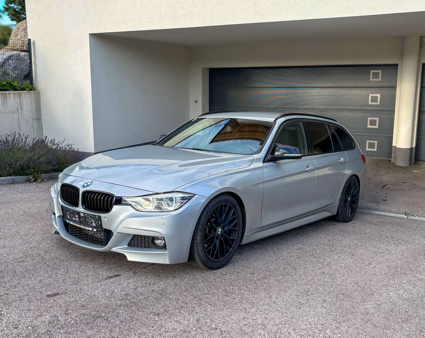BMW 330 330d xDrive Touring M Sport *AHK,KW,HARMAN* Silber - 1