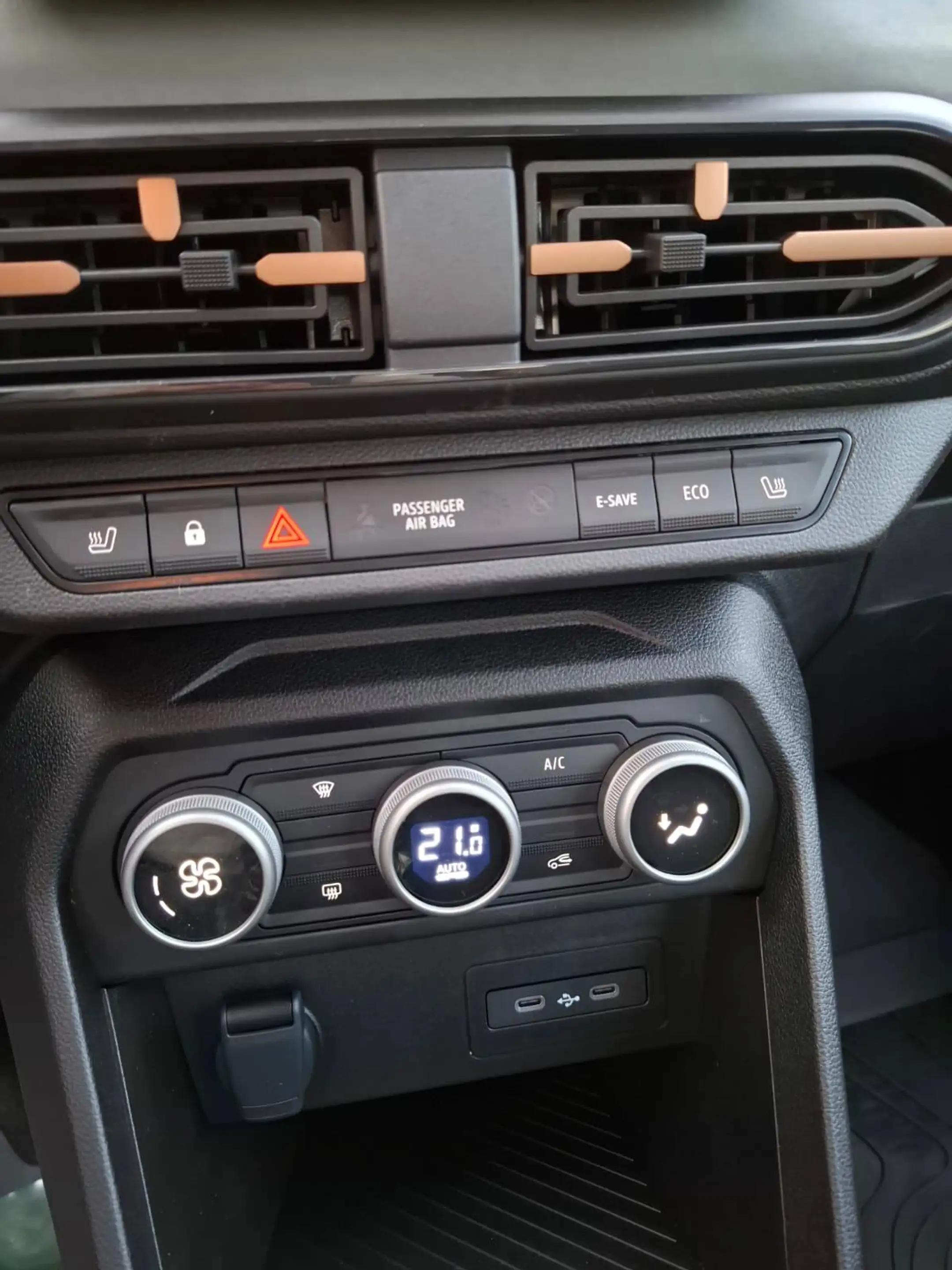 Dacia Sandero Stepway Extreme Hybrid 155 — photo 14