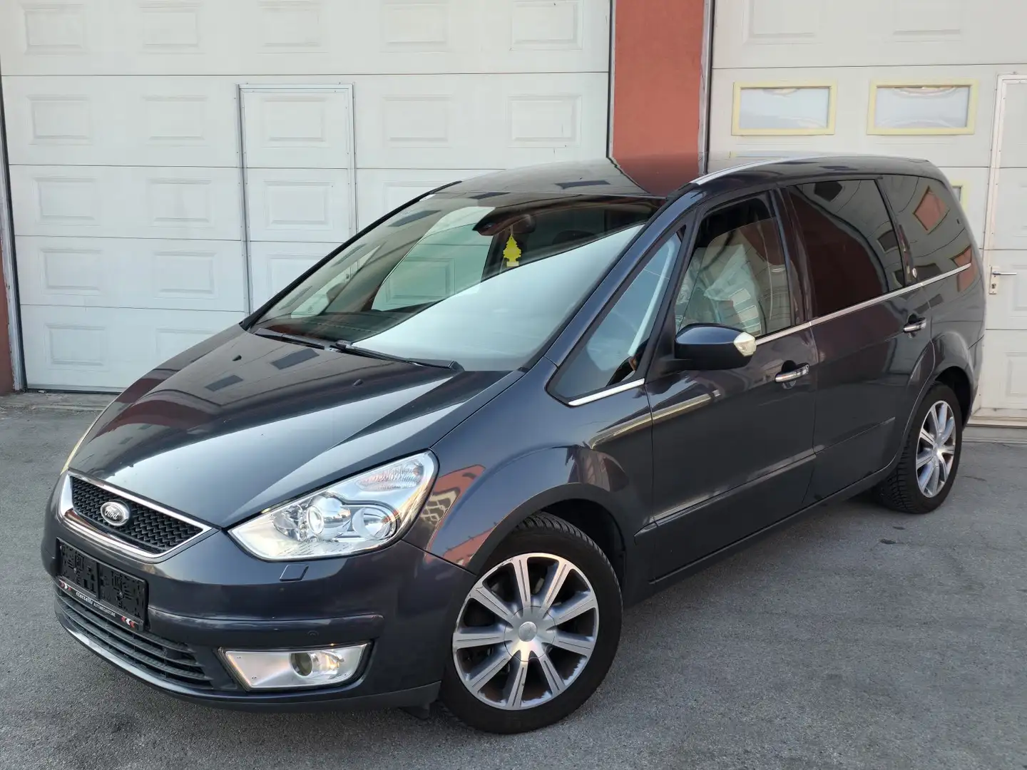 Ford Galaxy Galaxy Ghia 2,0 TDCi DPF Ghia Grau - 1