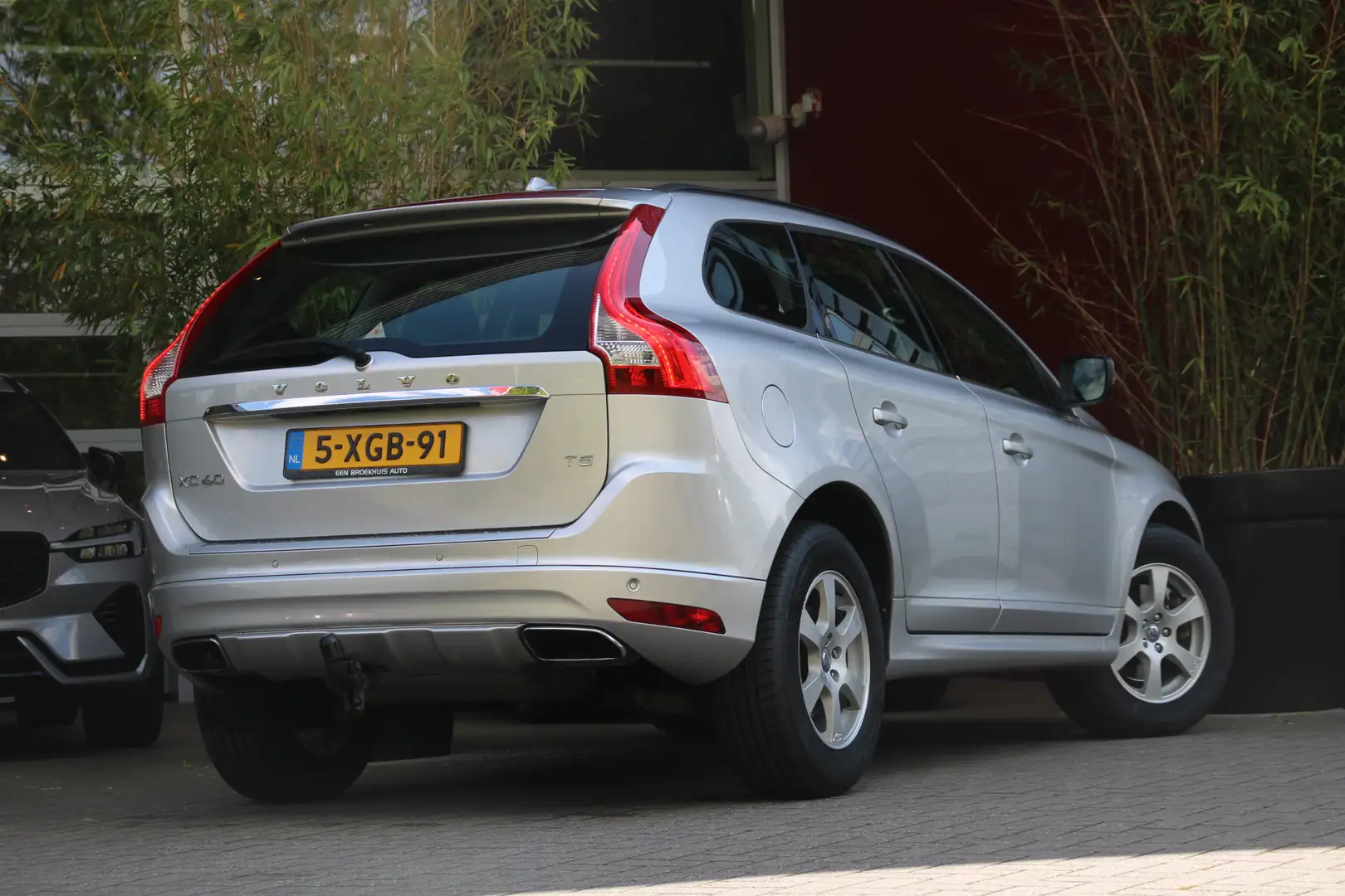 Volvo XC60 2.0 T5 FWD Momentum Automaat | 1e Eigenaar | Deale Gris - 2