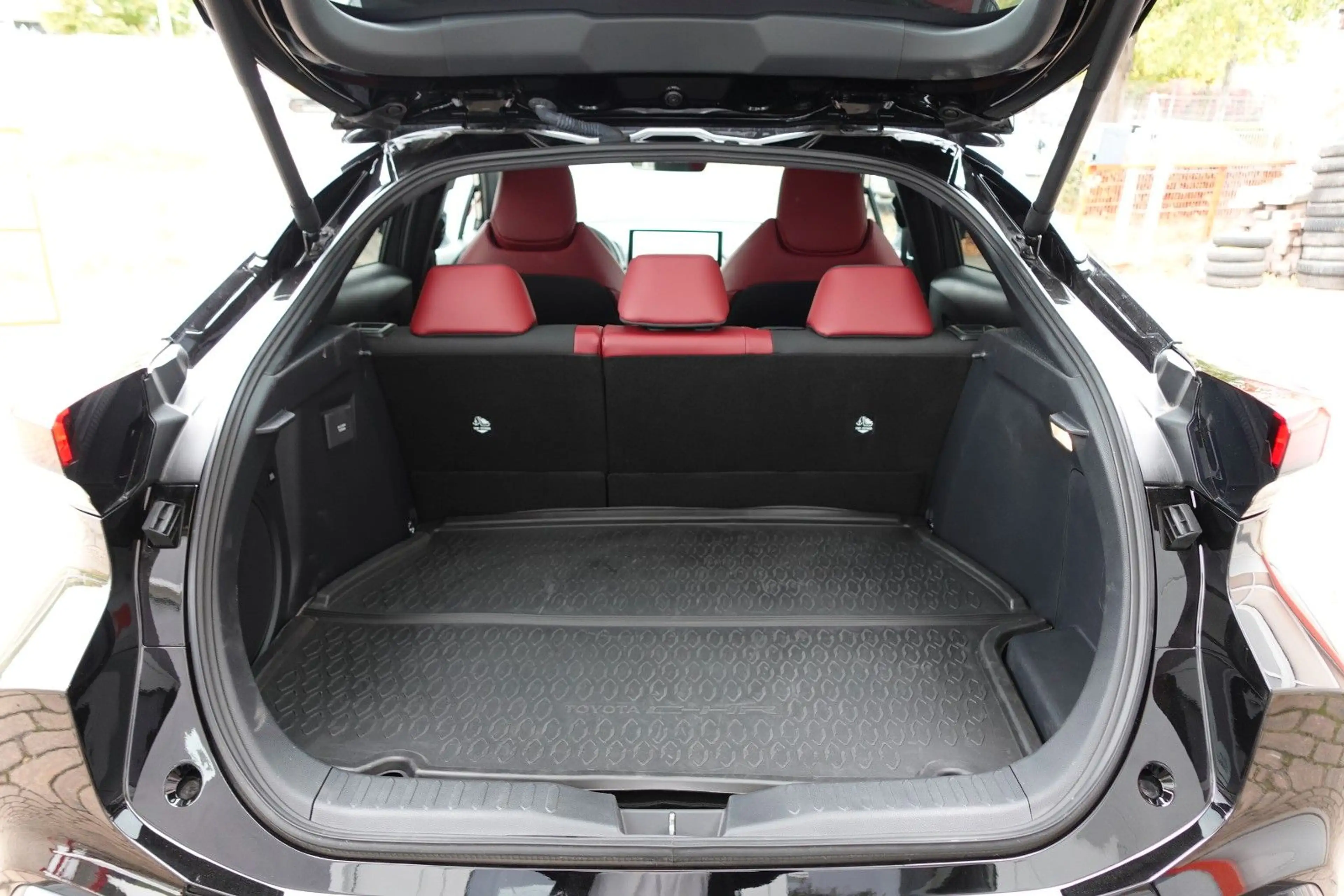 Toyota C-HR 2.0l Plug-In Hybrid Lounge Pano 5J Garantie — photo 10