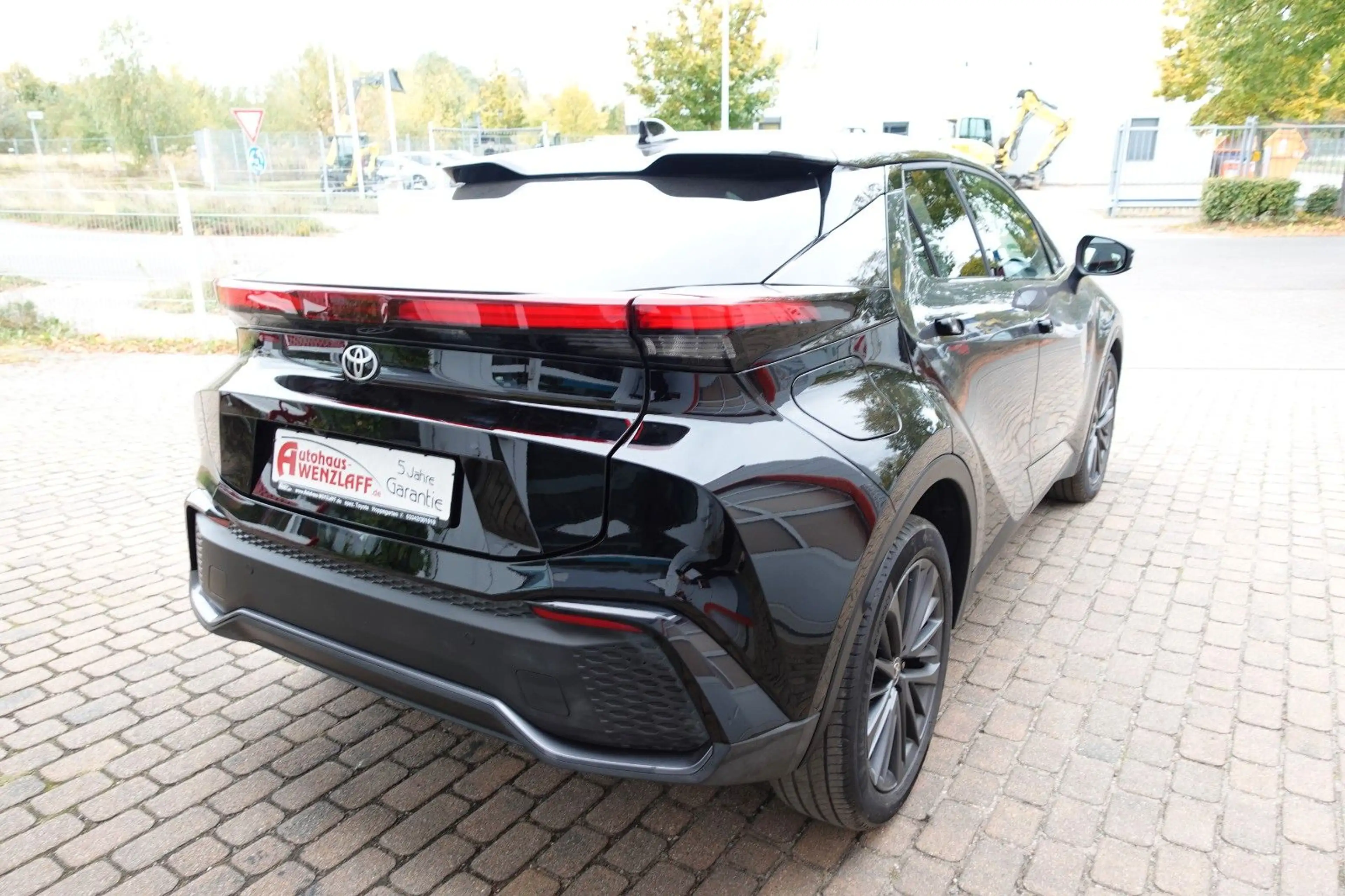 Toyota C-HR 2.0l Plug-In Hybrid Lounge Pano 5J Garantie — photo 3