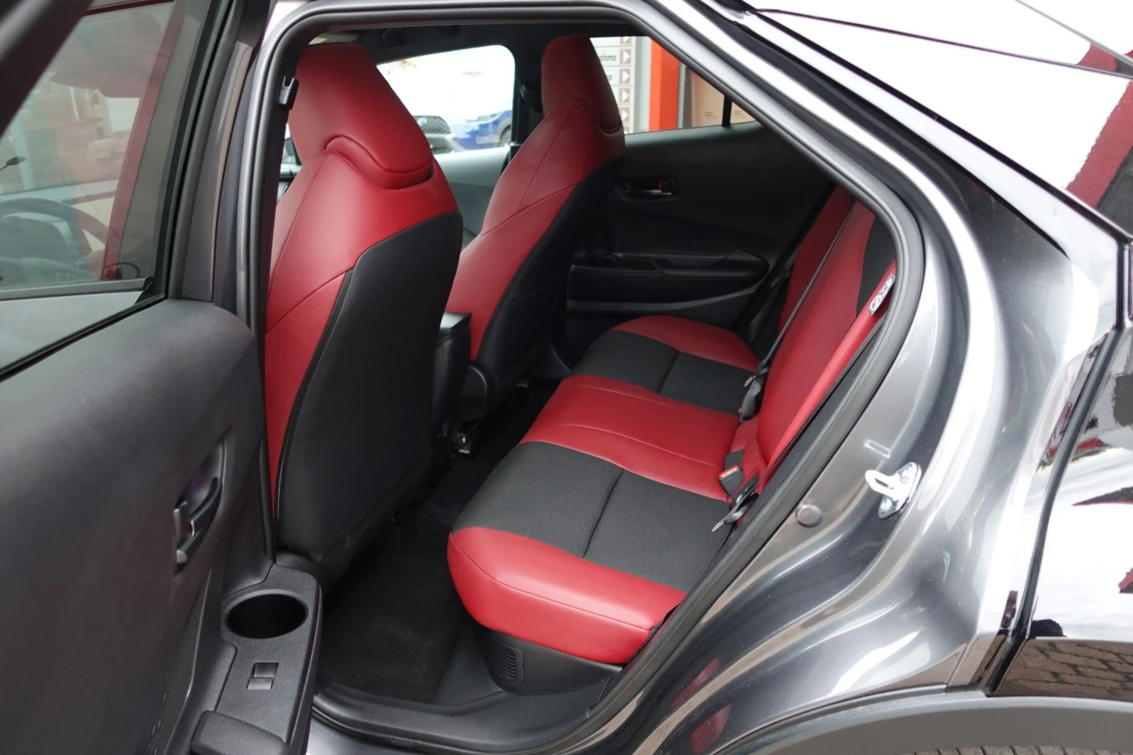 Toyota C-HR 2.0l Plug-In Hybrid Lounge Pano 5J Garantie — photo 7