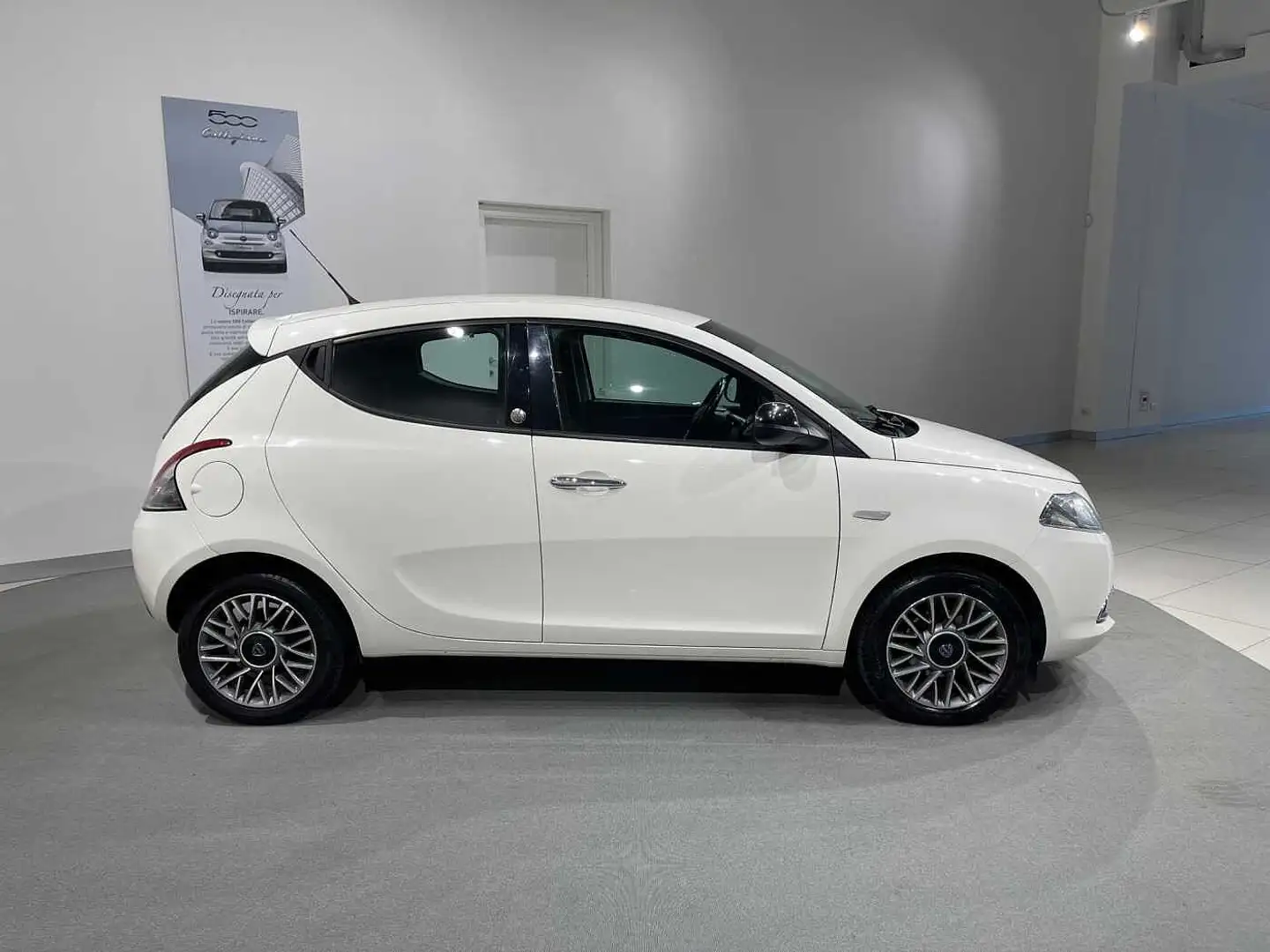 Lancia Ypsilon 1.2 69 CV 5 porte GPL Ecochic Gold (5 posti) White - 2