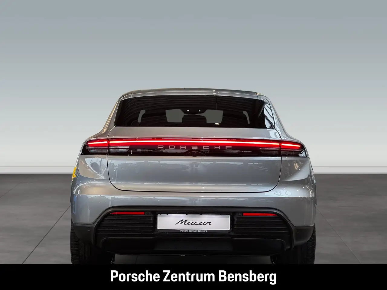 Porsche Macan Electric 8