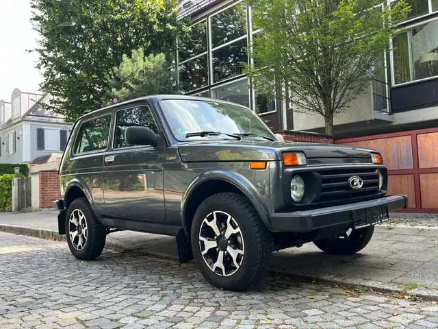 Lada Niva 40th anniversary 4x4 Deutsche Papiere Service neu
