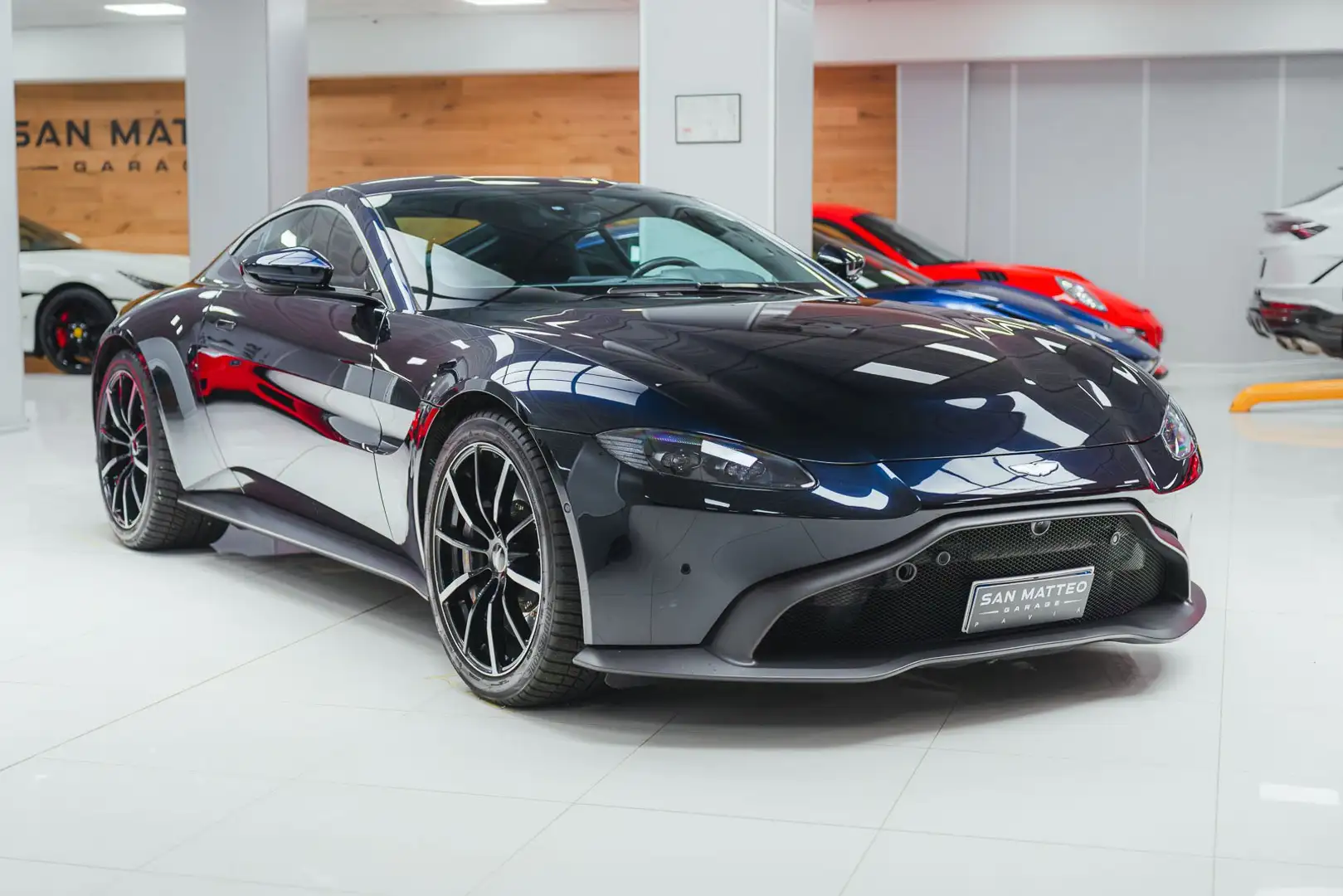 Aston Martin Vantage Coupé - 1
