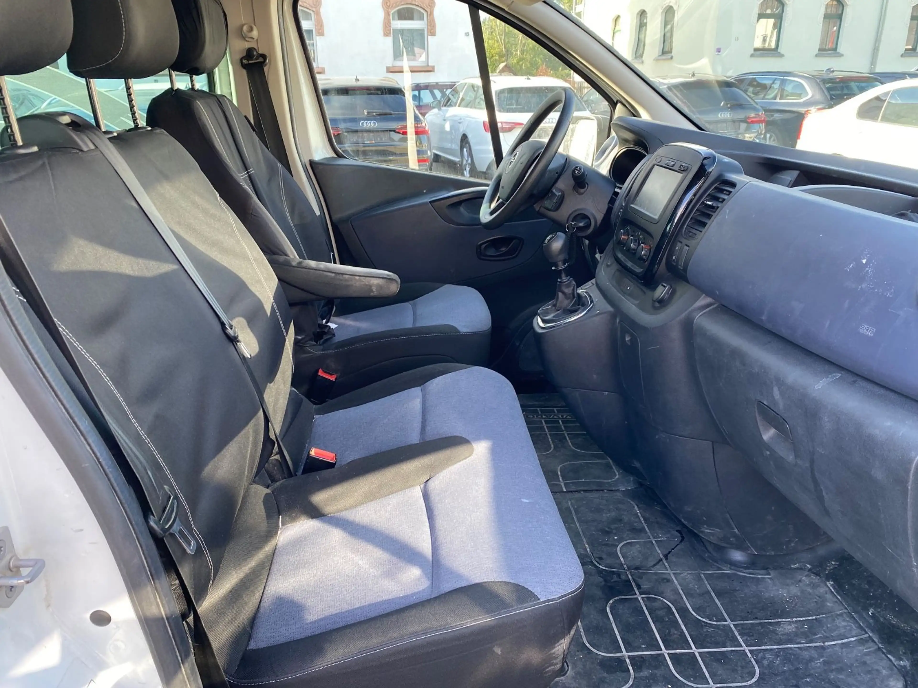 Opel Vivaro Kombi L1H1  2,7t 9-Sitzer — photo 6