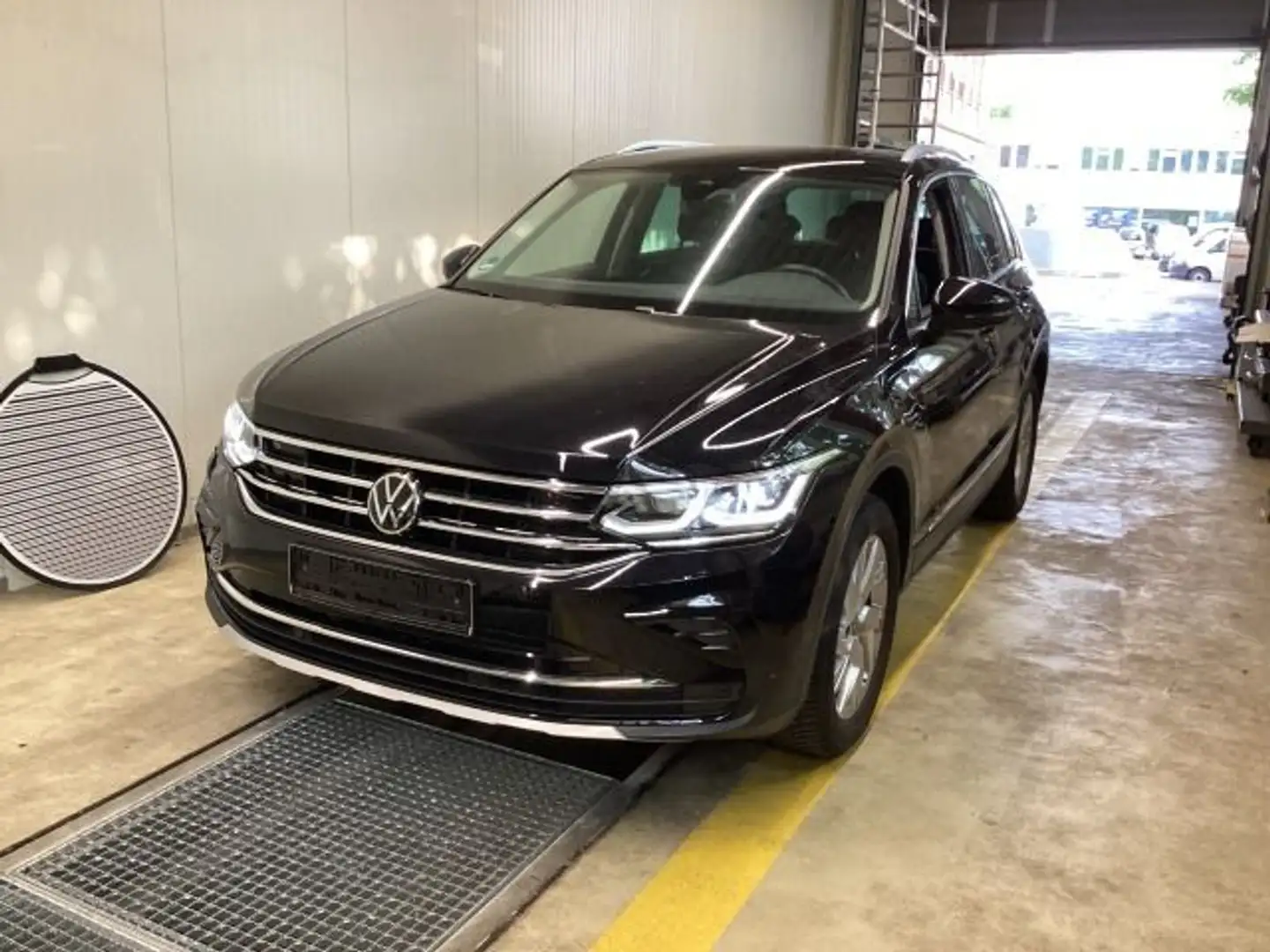 Volkswagen Tiguan 1.4 TSI e Elegance DSG Navi LED Sitzhzg Schwarz - 2