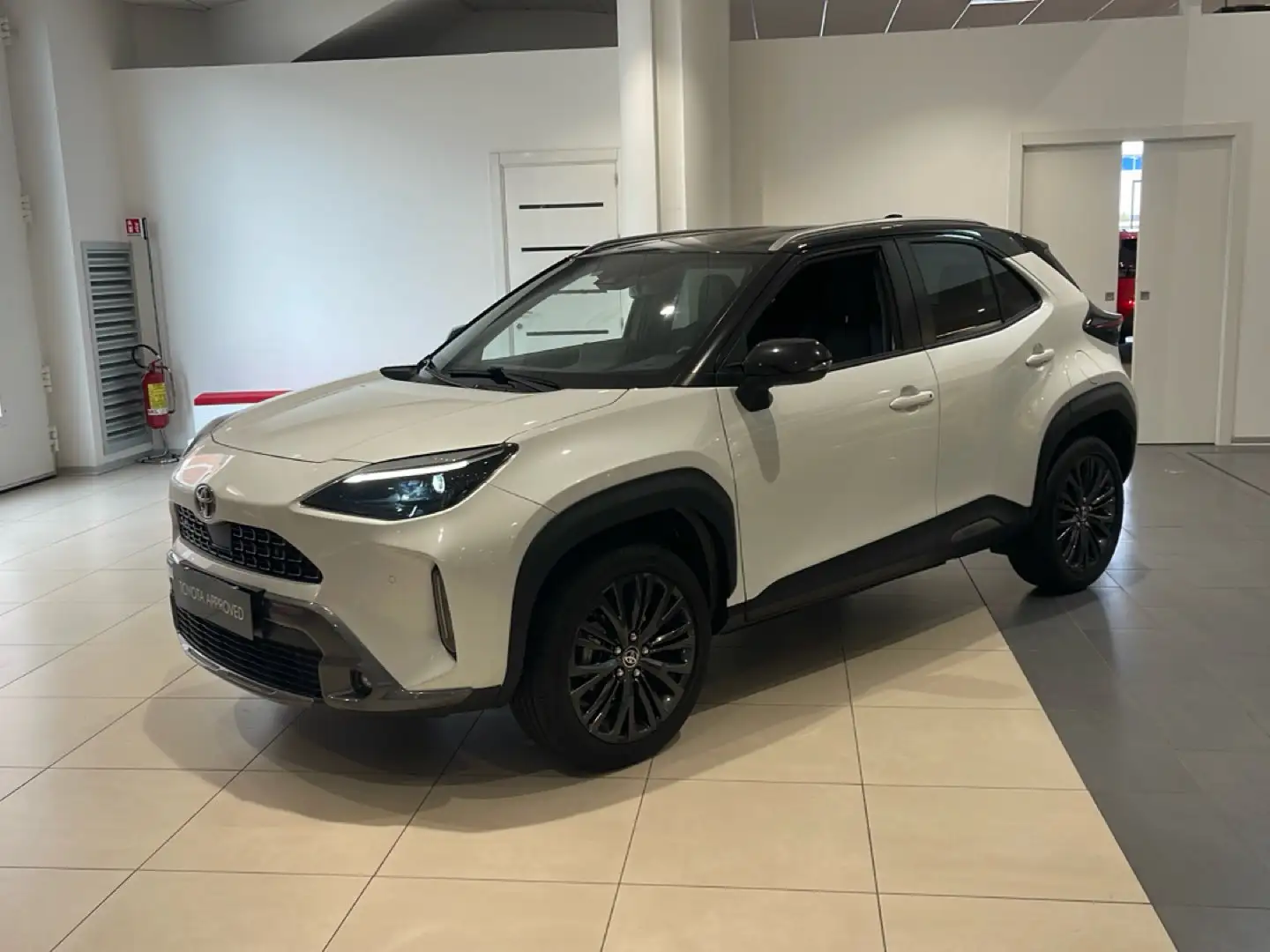 Toyota Yaris Cross Yaris Cross 1.5 Hybrid 5p. E-CVT Adventure Weiß - 1