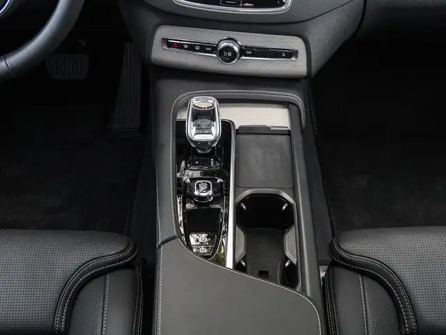 Volvo XC90 view 15