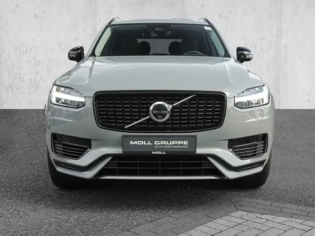 Volvo XC90 view 3