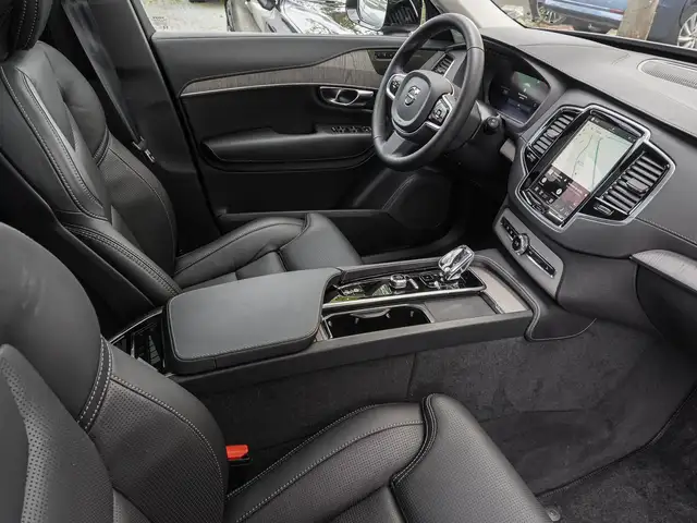 Volvo XC90 view 8