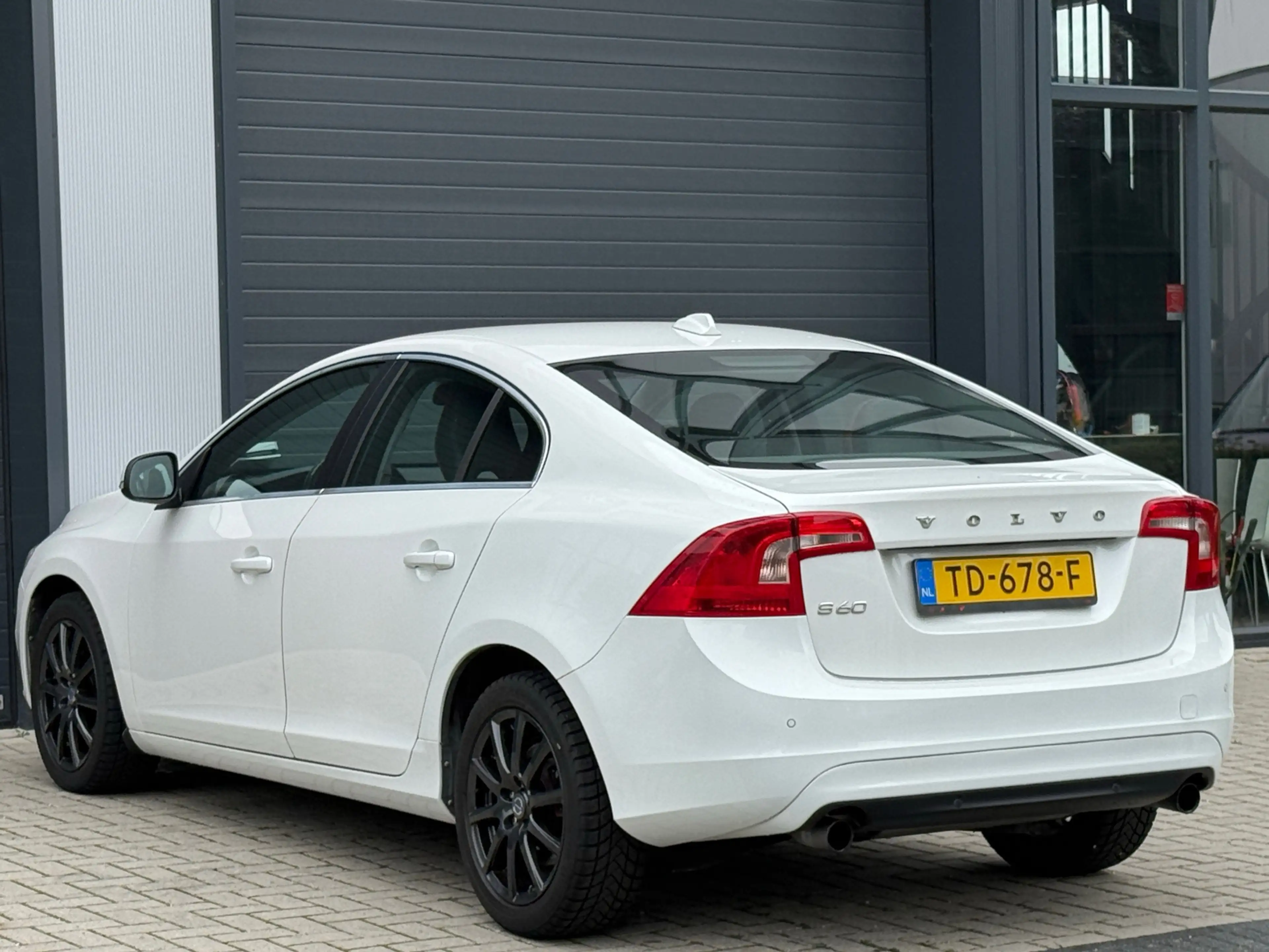 Volvo S60 1.6 T3 R-Design / AUTOMAAT / LEDEREN BEKLEDING — photo 12