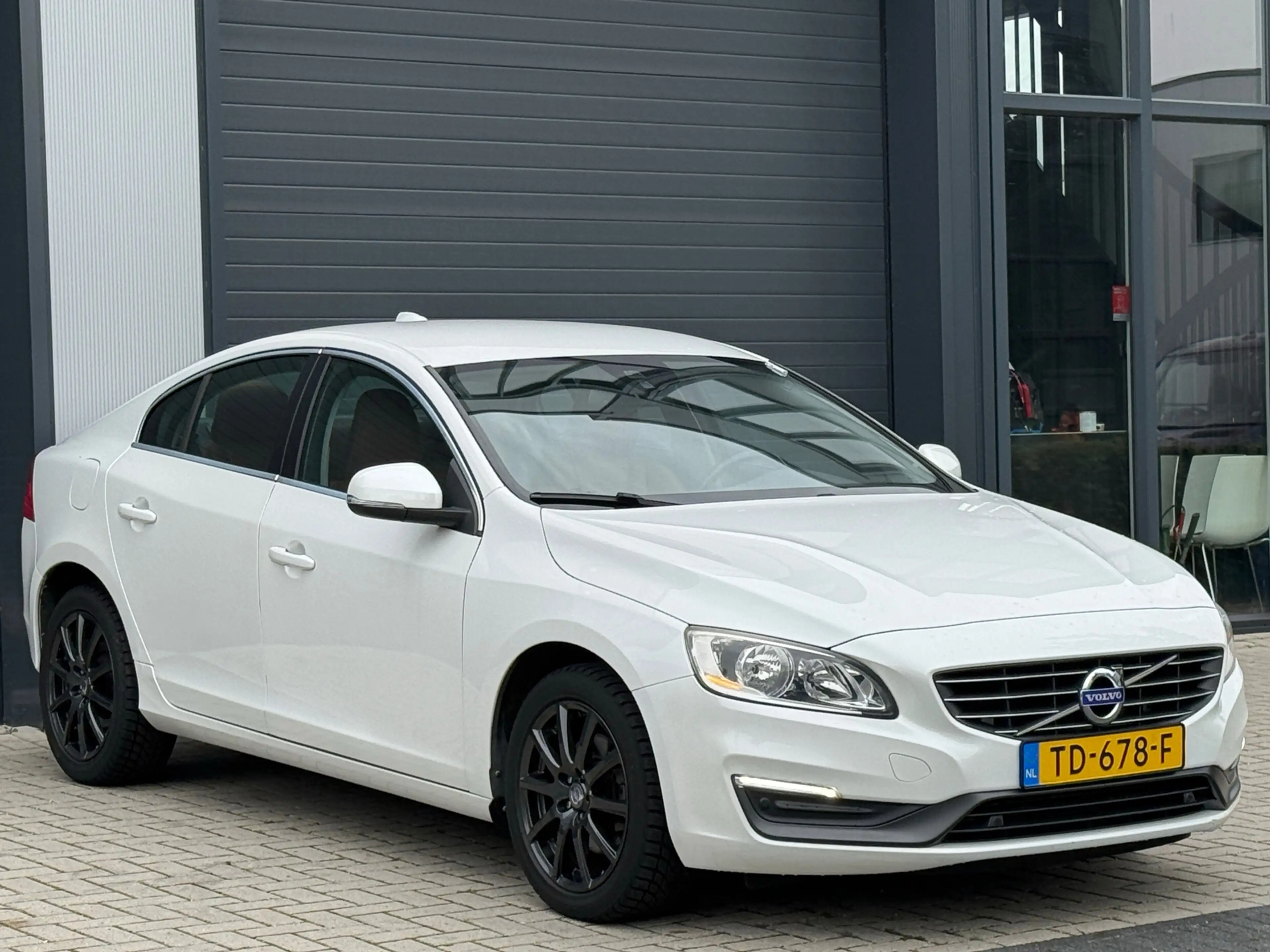 Volvo S60 1.6 T3 R-Design / AUTOMAAT / LEDEREN BEKLEDING — photo 11
