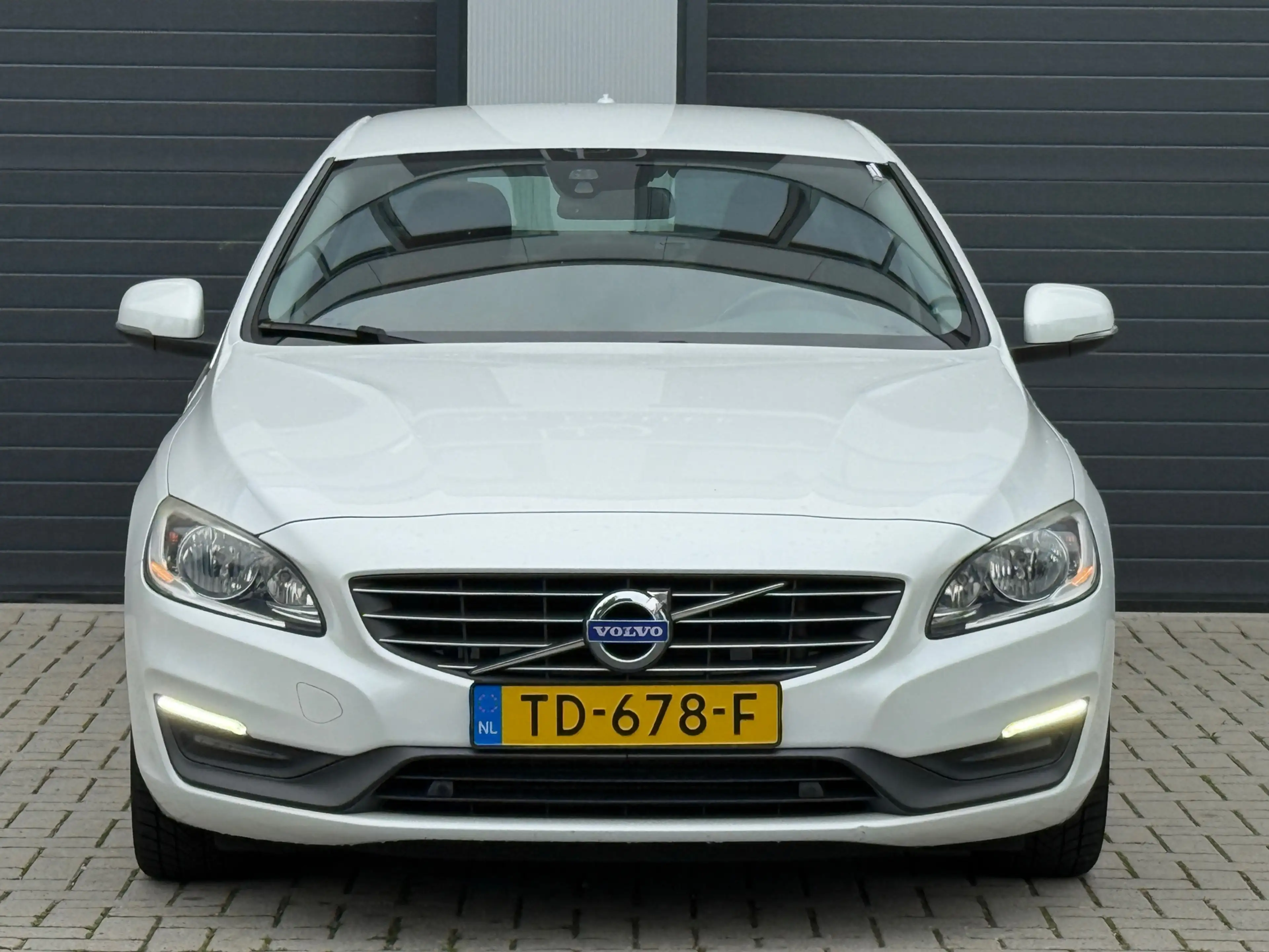 Volvo S60 1.6 T3 R-Design / AUTOMAAT / LEDEREN BEKLEDING — photo 8