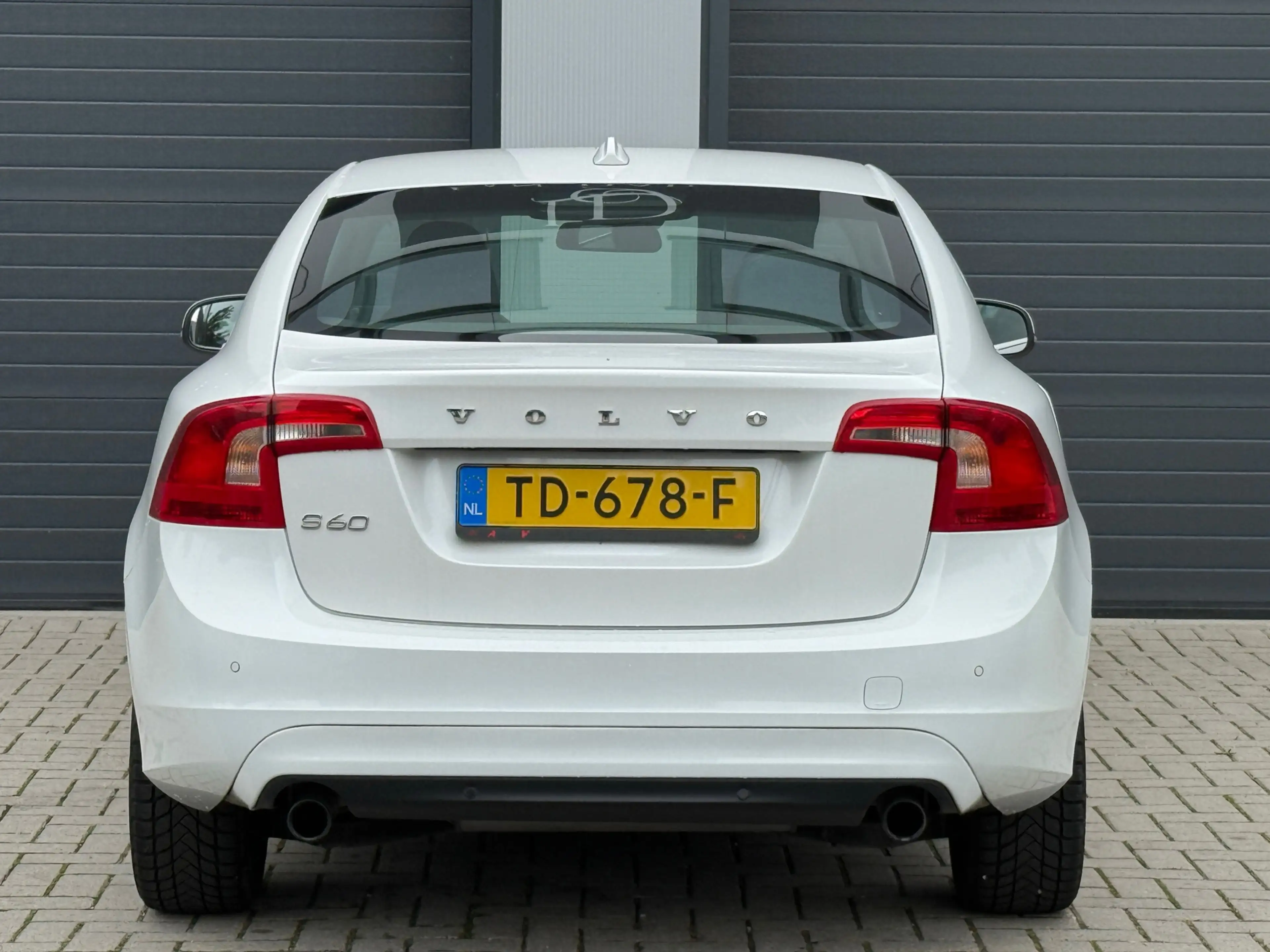 Volvo S60 1.6 T3 R-Design / AUTOMAAT / LEDEREN BEKLEDING — photo 9