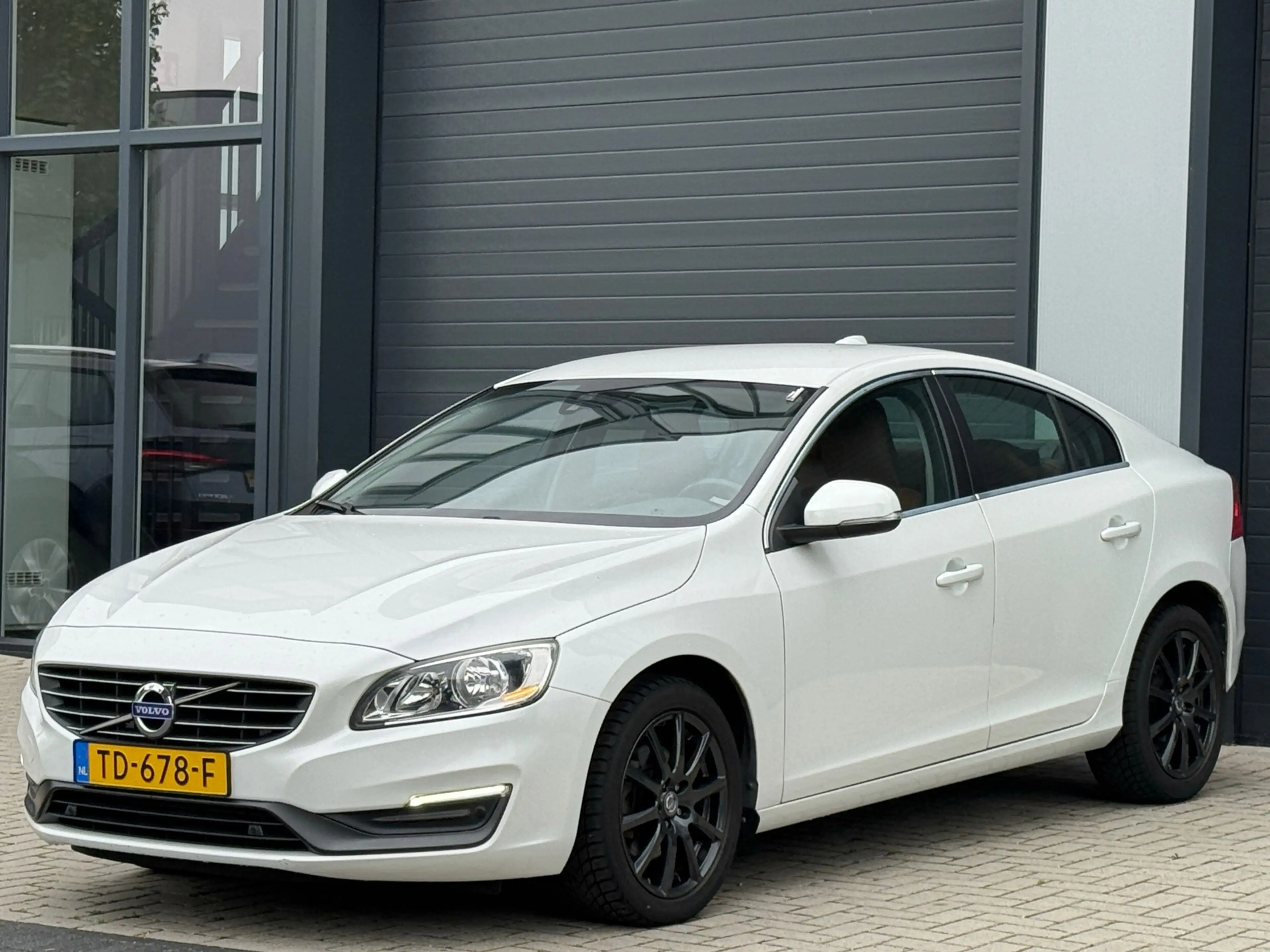 Volvo S60 1.6 T3 R-Design / AUTOMAAT / LEDEREN BEKLEDING — photo 5