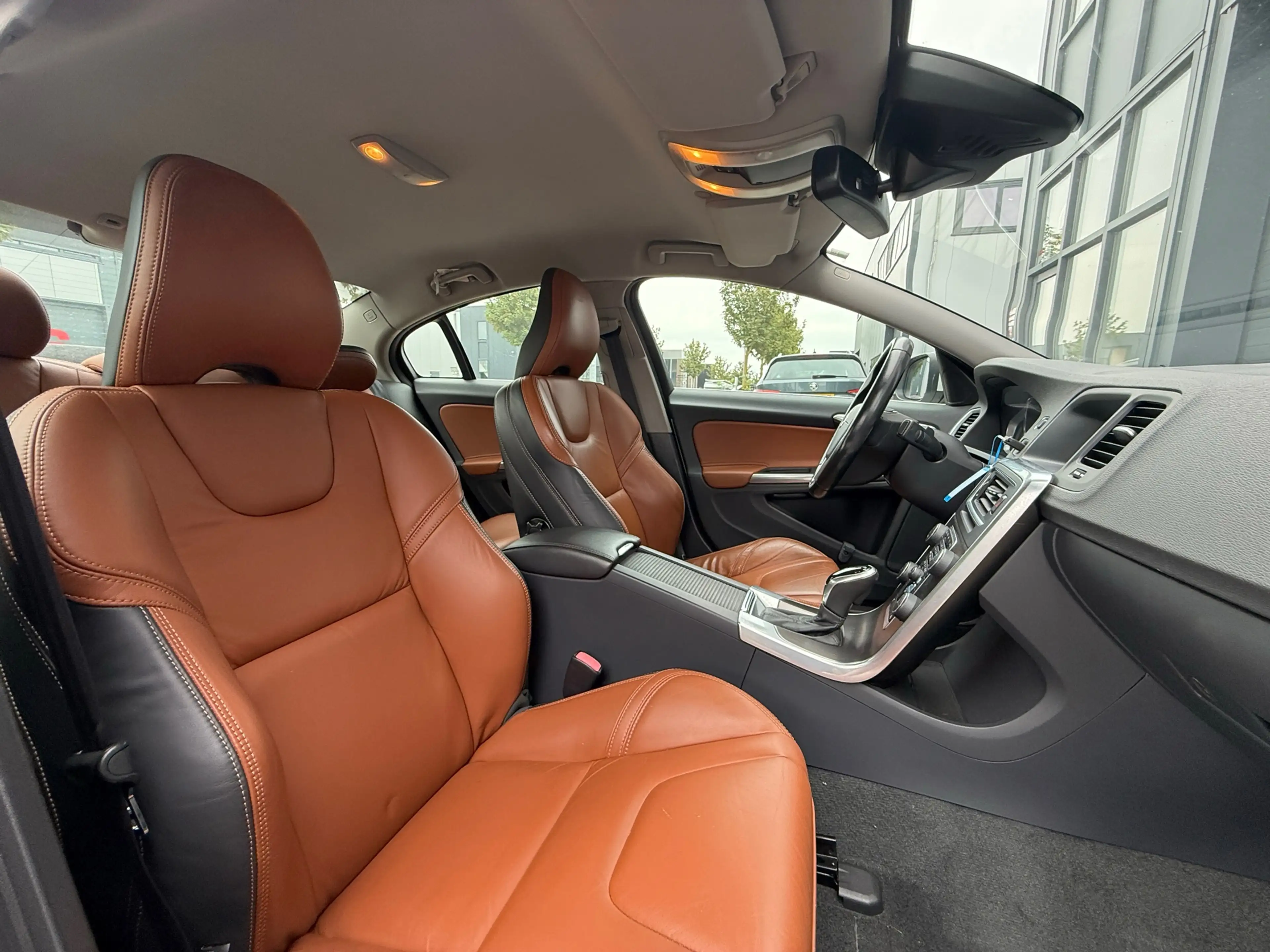 Volvo S60 1.6 T3 R-Design / AUTOMAAT / LEDEREN BEKLEDING — photo 4