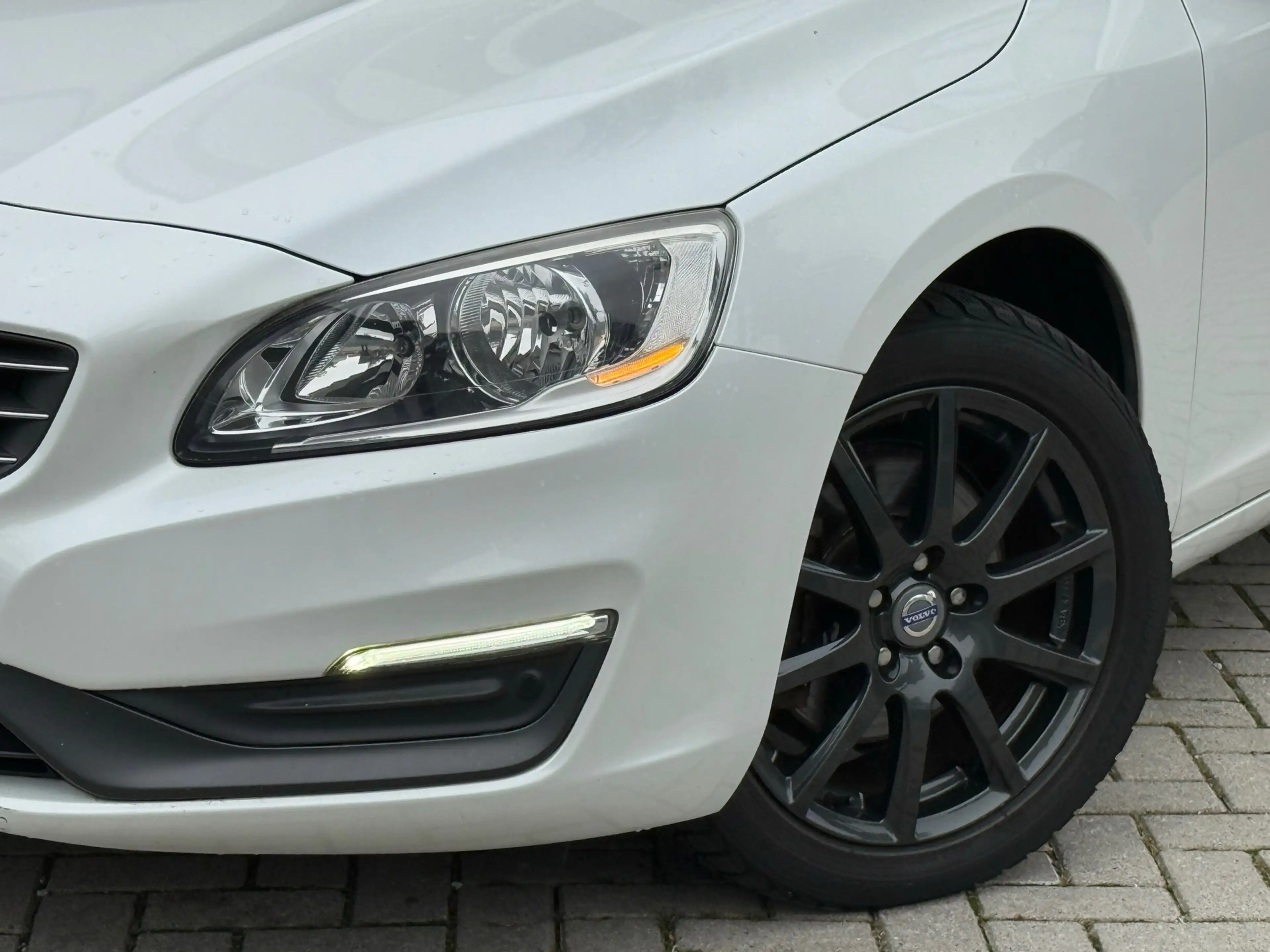 Volvo S60 1.6 T3 R-Design / AUTOMAAT / LEDEREN BEKLEDING — photo 3