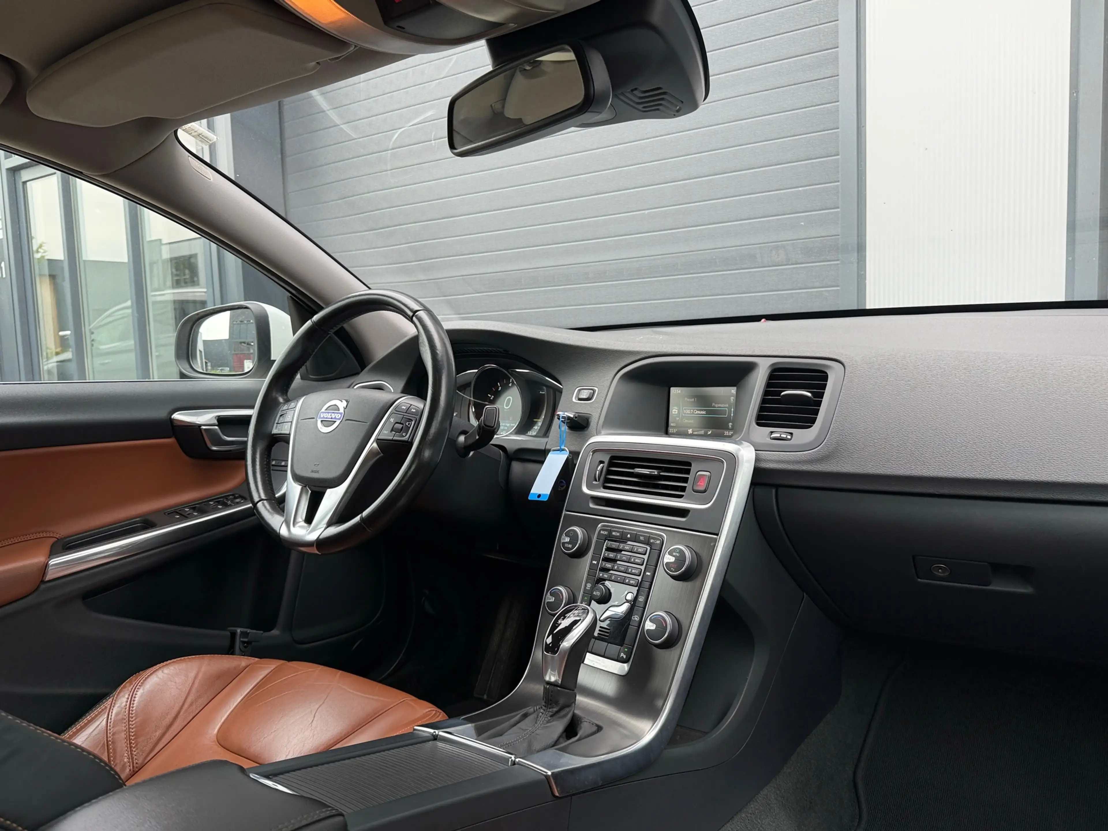 Volvo S60 1.6 T3 R-Design / AUTOMAAT / LEDEREN BEKLEDING — photo 2