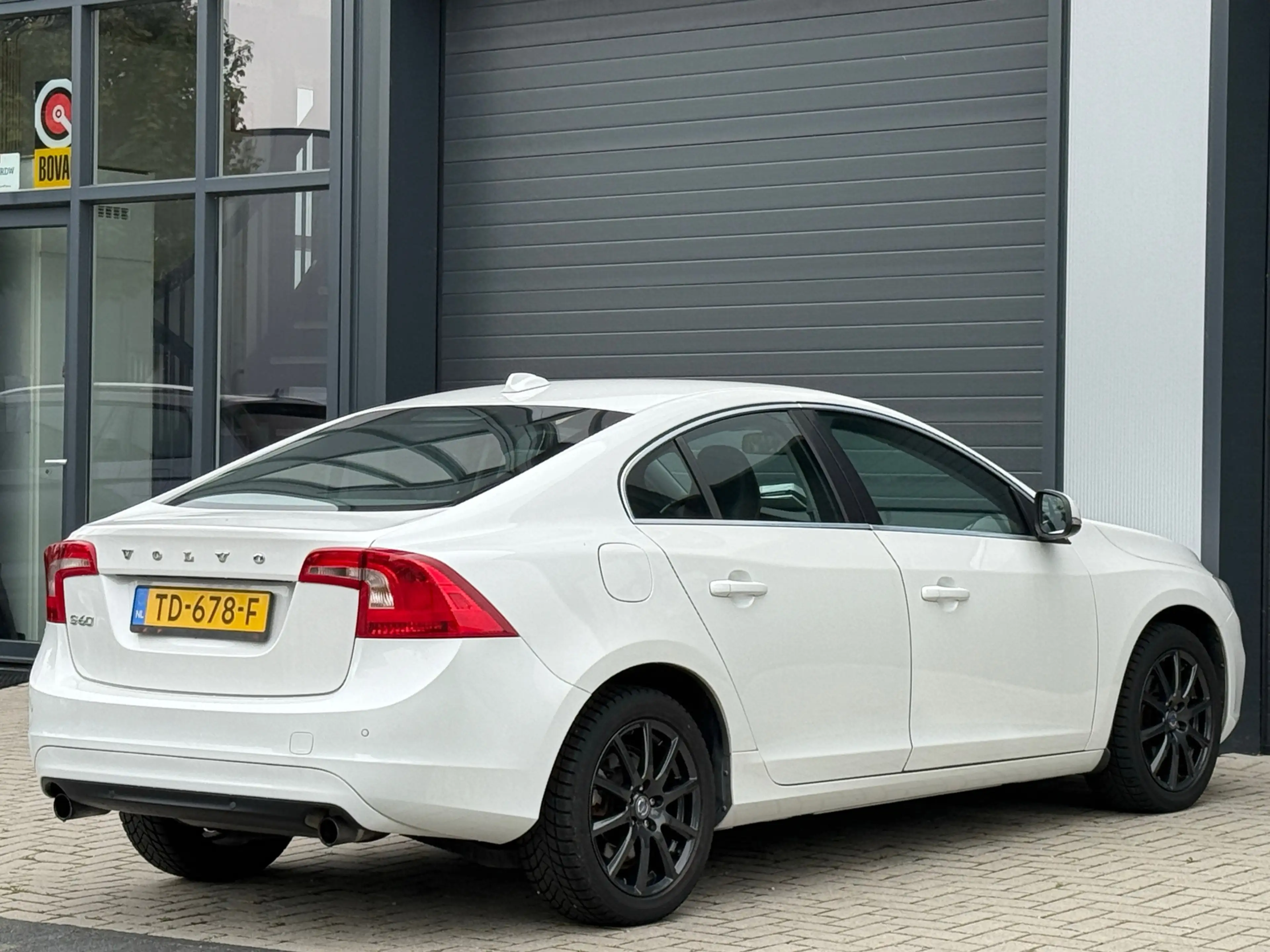 Volvo S60 1.6 T3 R-Design / AUTOMAAT / LEDEREN BEKLEDING — photo 6
